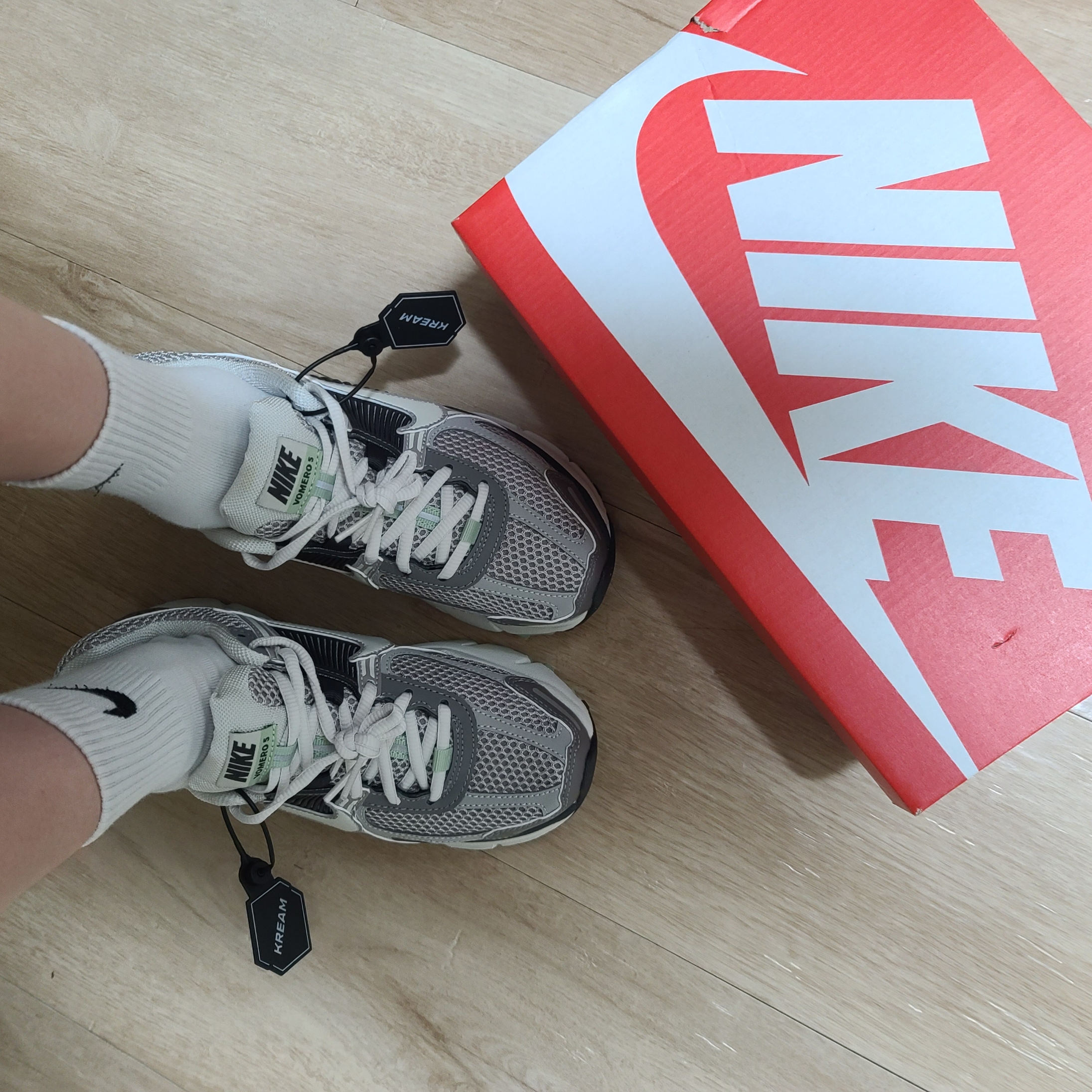(W) Nike Zoom Vomero 5 Cobblestone and Flat Pewter 착용 스타일 - 3