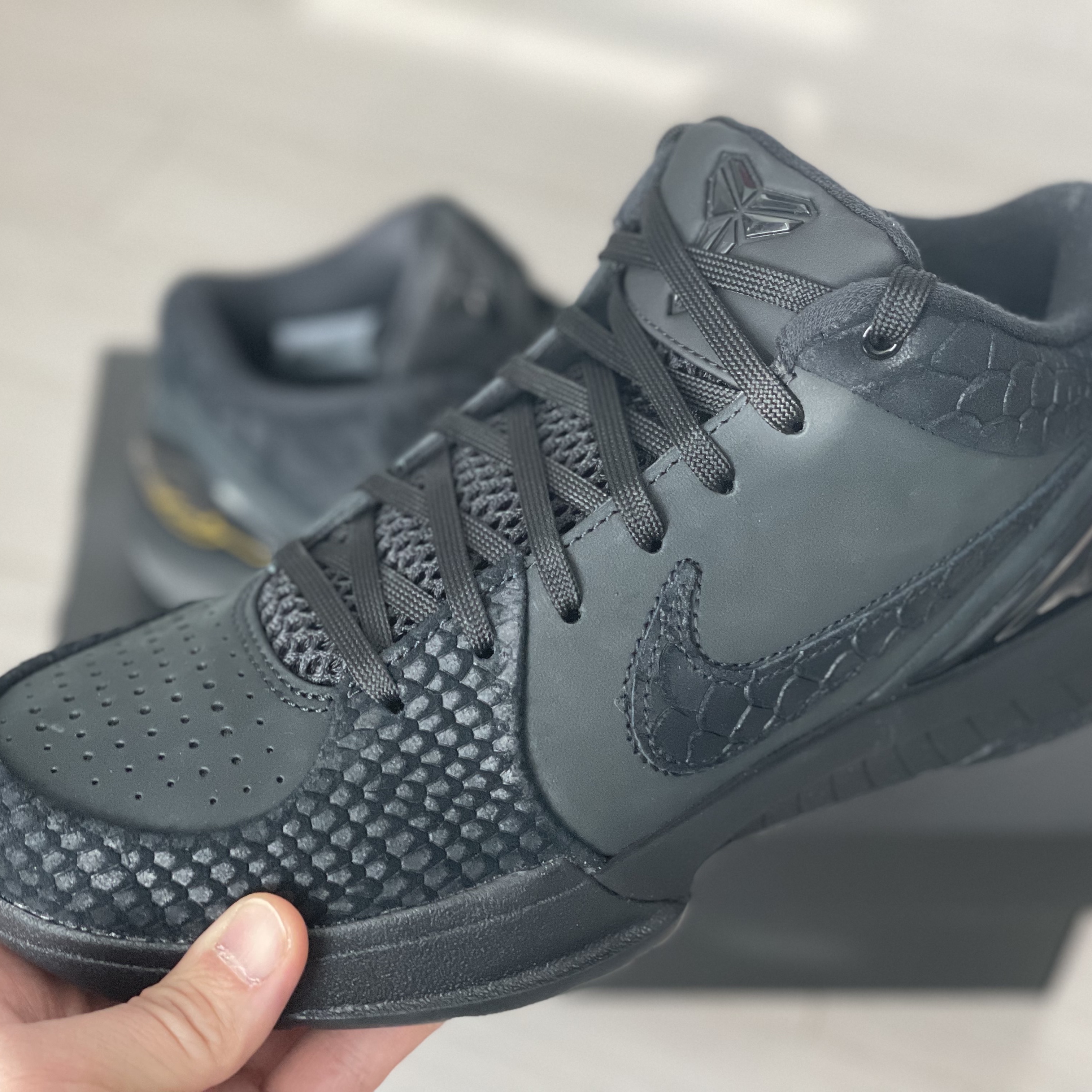 Nike Kobe 4 Protro Black University Gold 착용 스타일