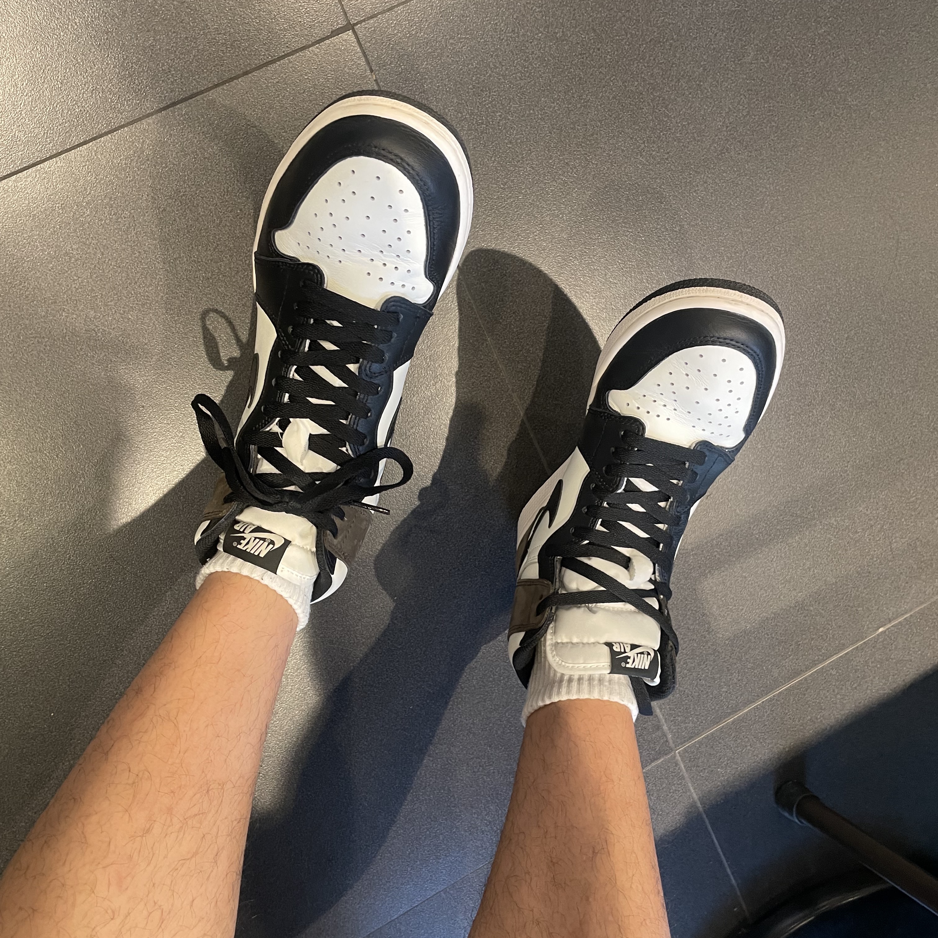 Jordan 1 Retro High OG Black Mocha 착용 스타일 - 2