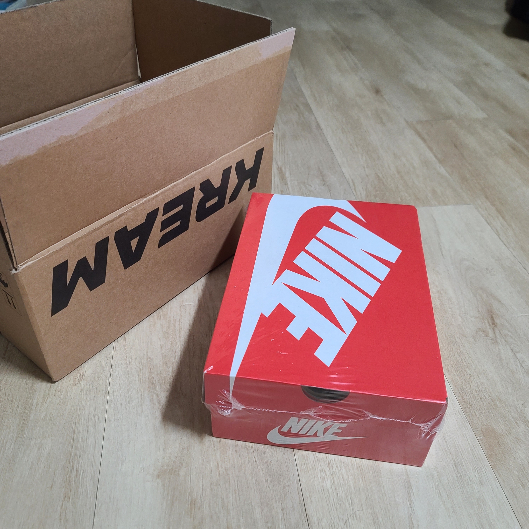 (W) Nike Zoom Vomero 5 Cobblestone and Flat Pewter 착용 스타일 - 1