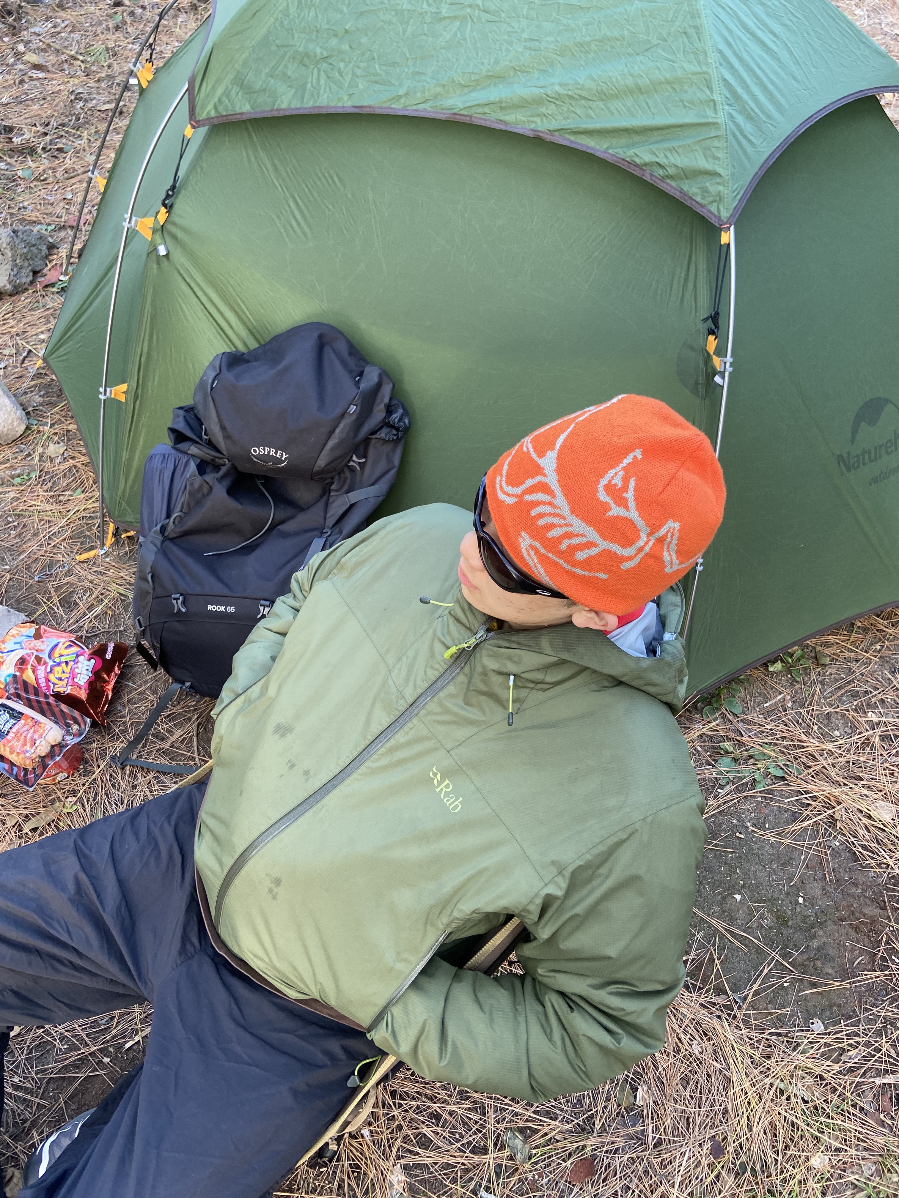 Arc'teryx Bird Head Toque Phenom, Oakley Eye Jacket Redux Matte Black Frame Prizm Grey Lenses High Bridge Fit 착용 스타일 - 1