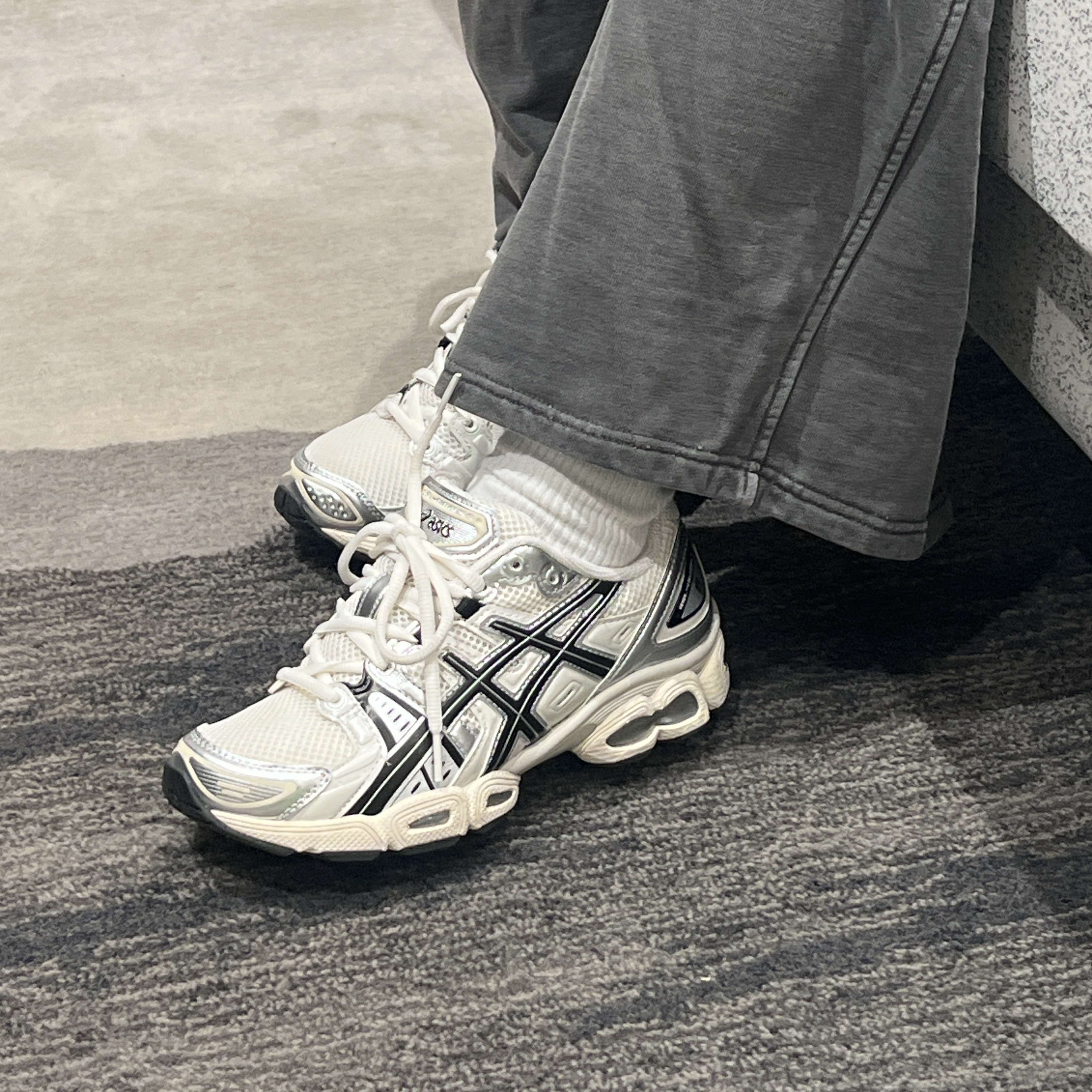 Asics Gel-Nimbus 9 Cream Black 착용 스타일