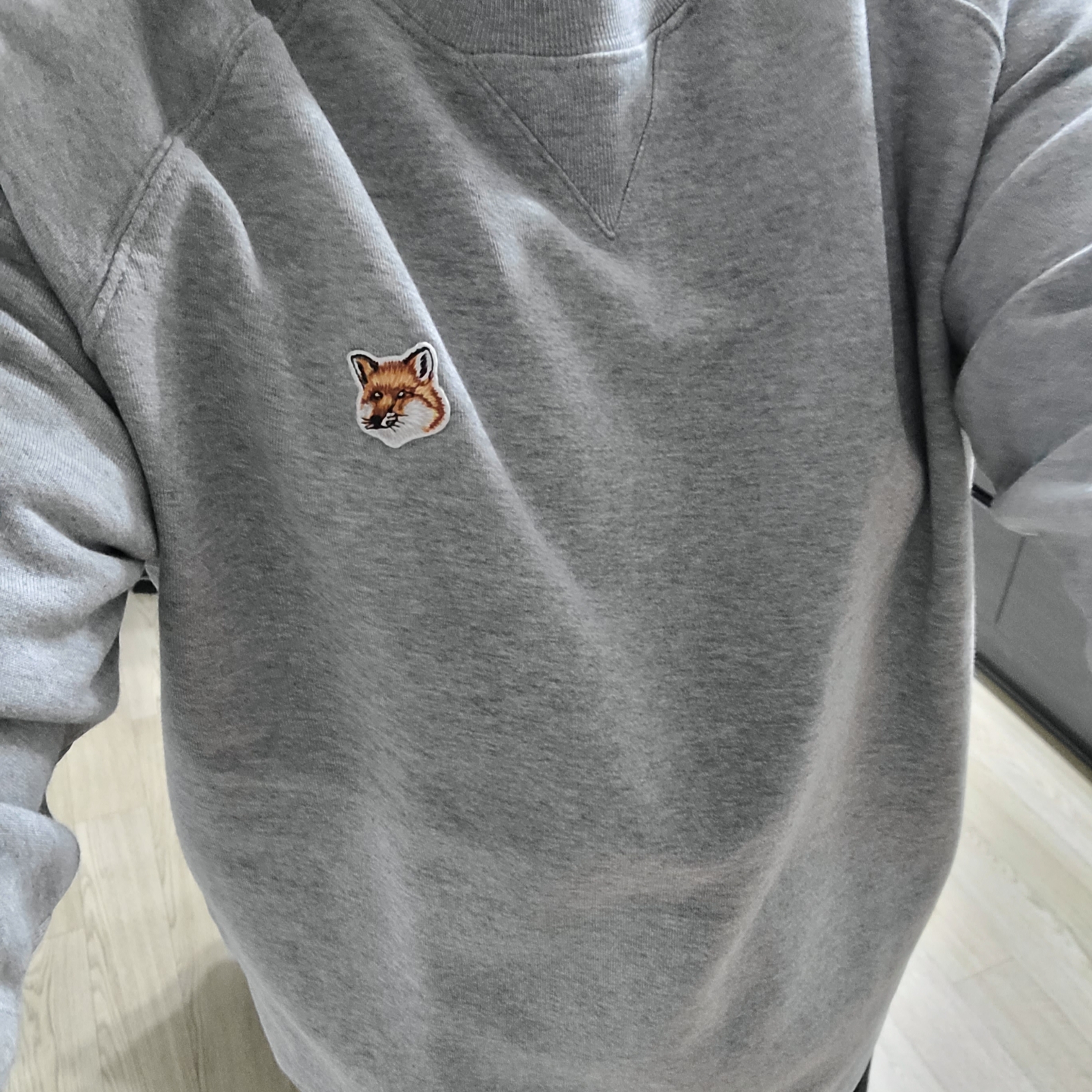 Maison Kitsune Fox Head Patch Classic Sweatshirt Grey Melange 착용 스타일 - 2