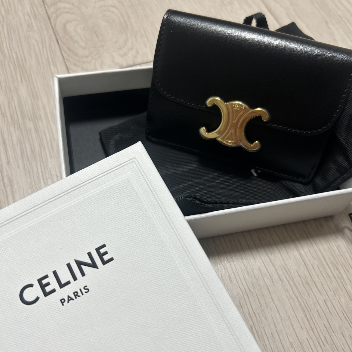 Celine Card Holder with Flap in Shiny Calfskin Black 착용 스타일