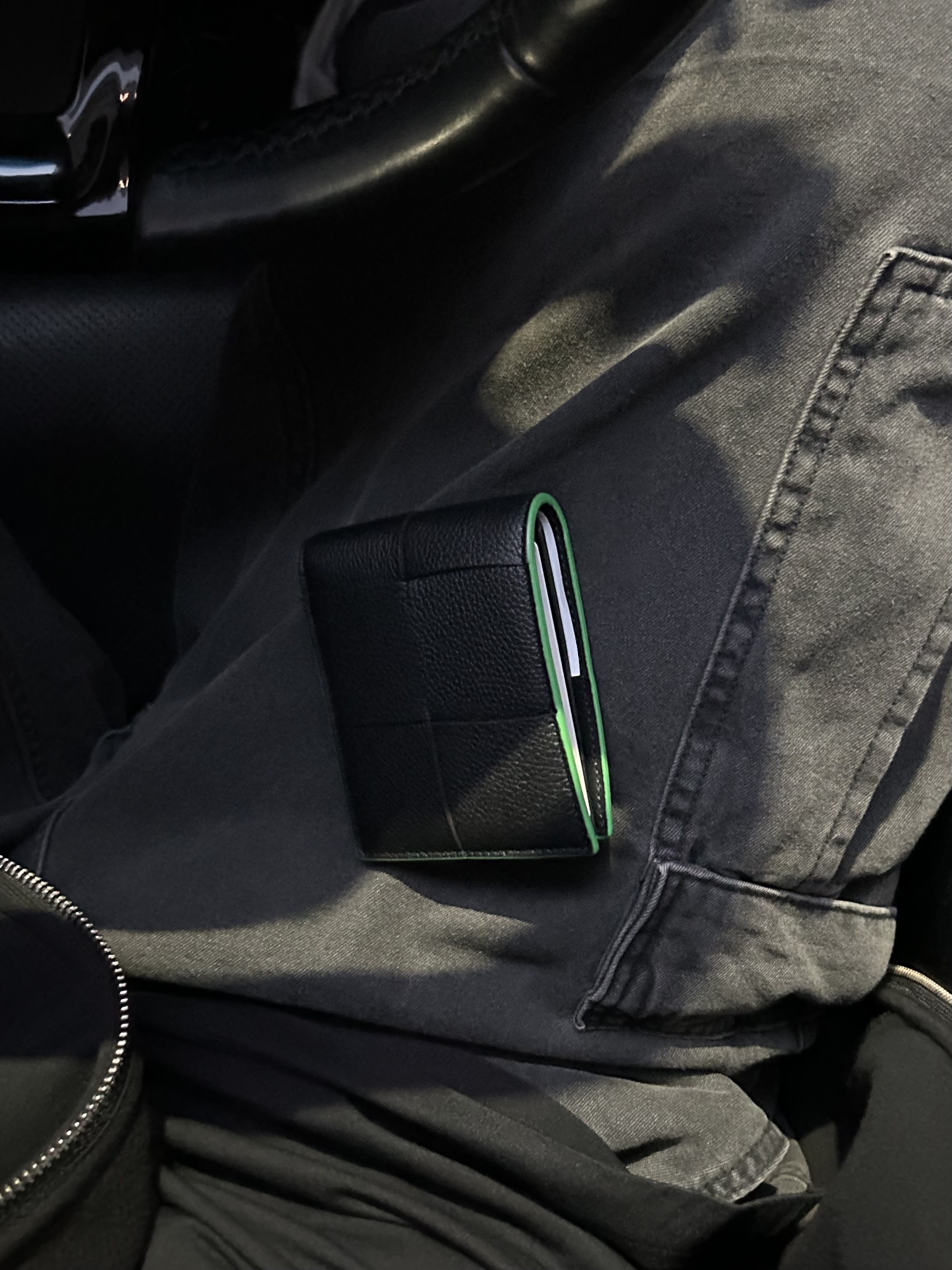 Bottega Veneta Bi-Fold Wallet Black Parakeet 착용 스타일
