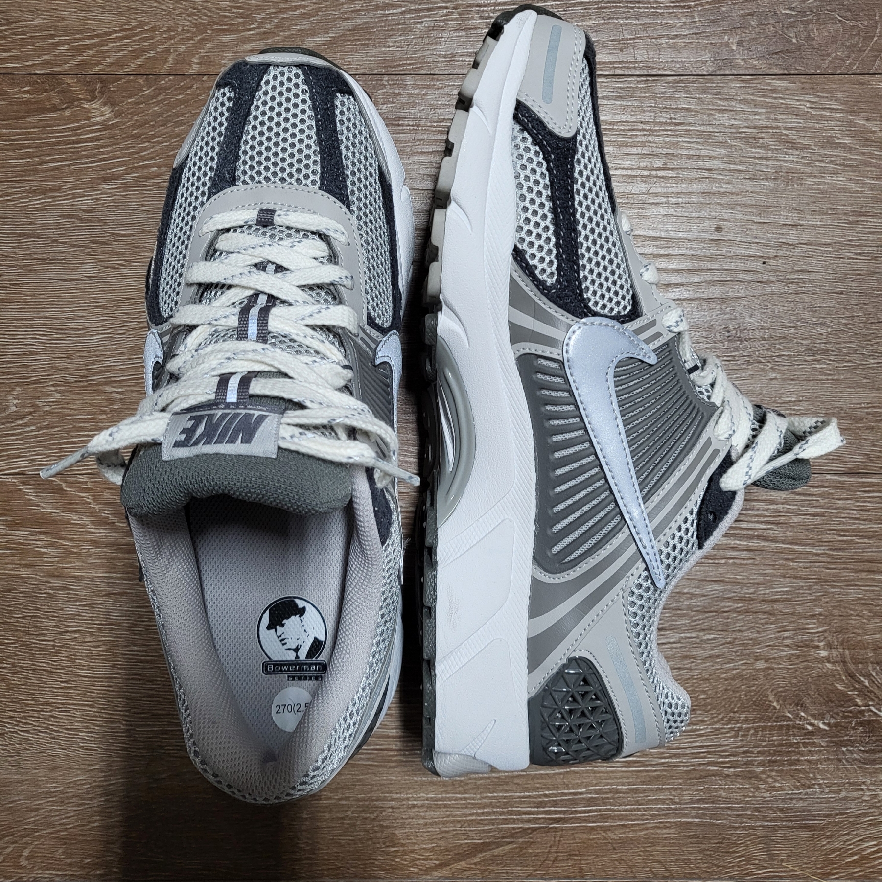 Nike Zoom Vomero 5 PRM Light Iron Ore and Flat Fewter 착용 스타일 - 2