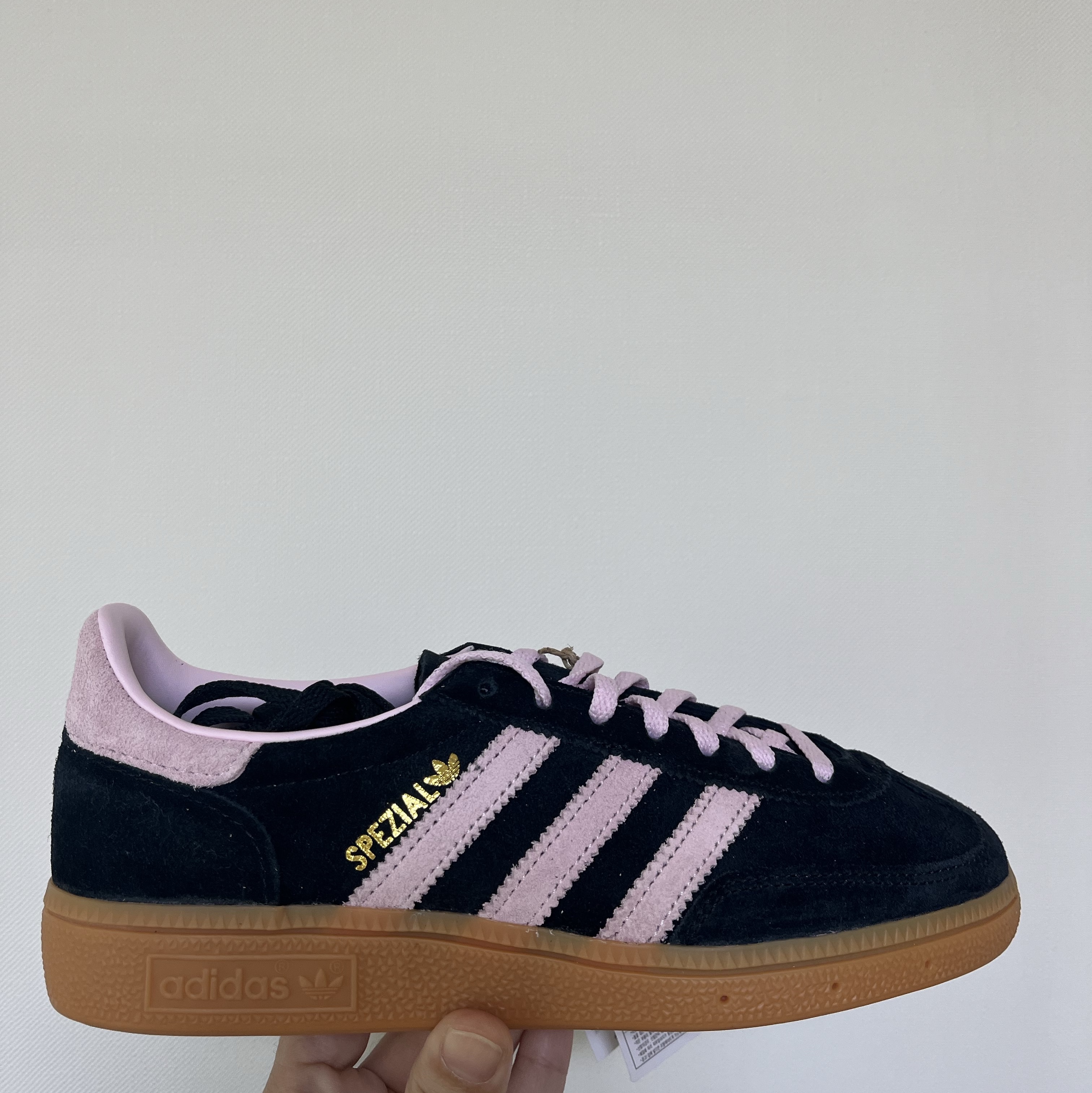 (W) Adidas Spezial Handball Core Black Clear Pink 착용 스타일 - 1