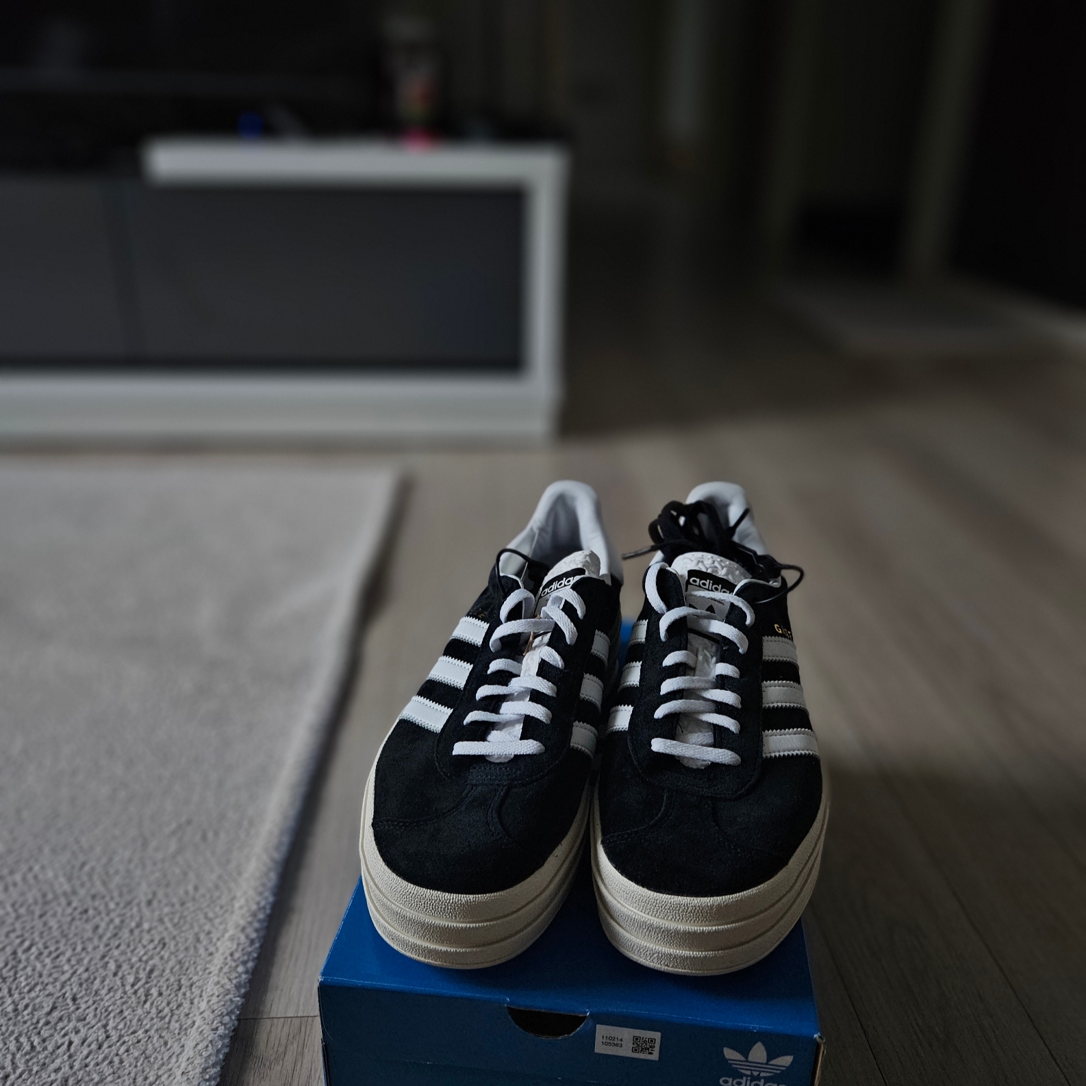 (W) Adidas Gazelle Bold Core Black Cloud White 착용 스타일 - 2