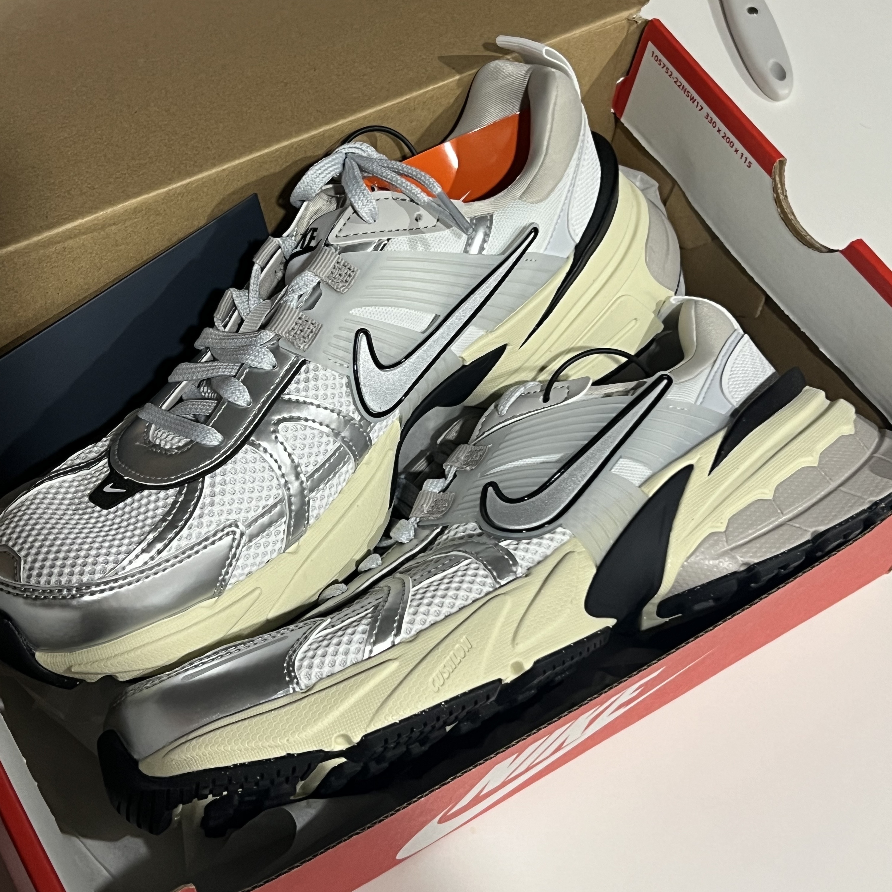 Nike V2K Run Summit White Metallic Silver 착용 스타일