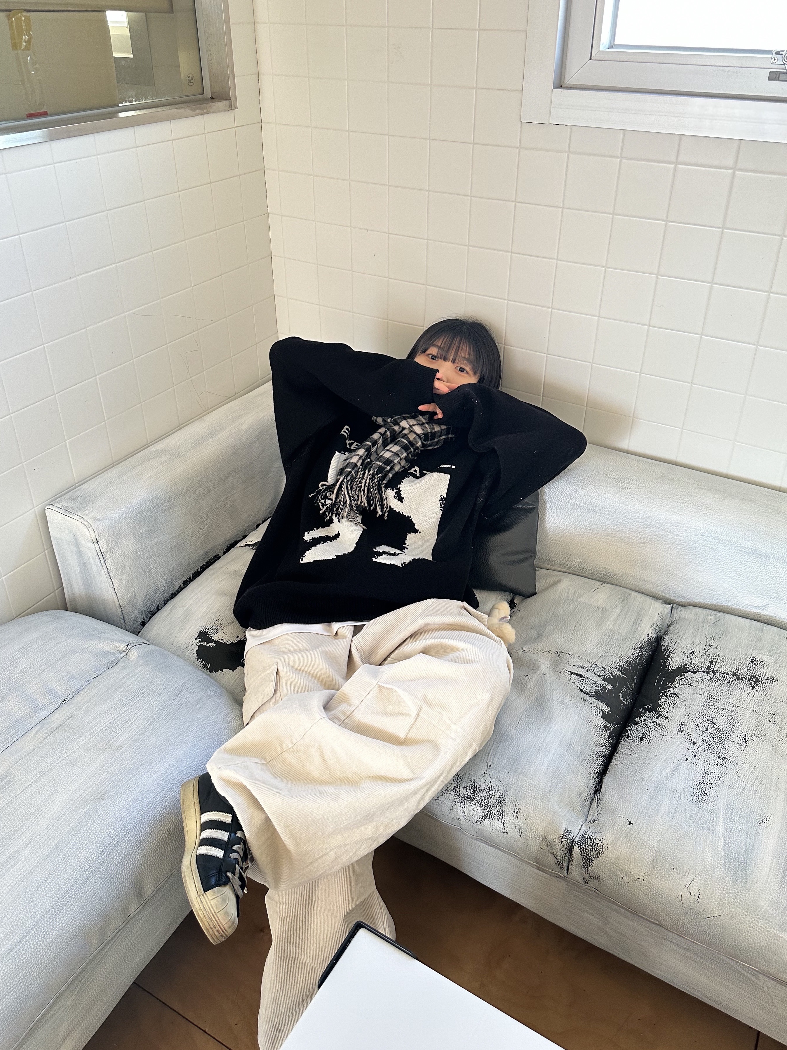 Adidas Superstar Premium Black White 착용 스타일 - 5