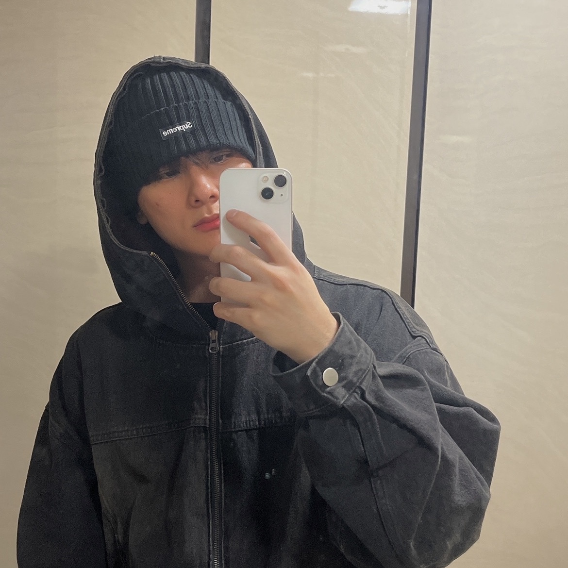 슈프림 오버다이드 비니 블랙 착용 스타일