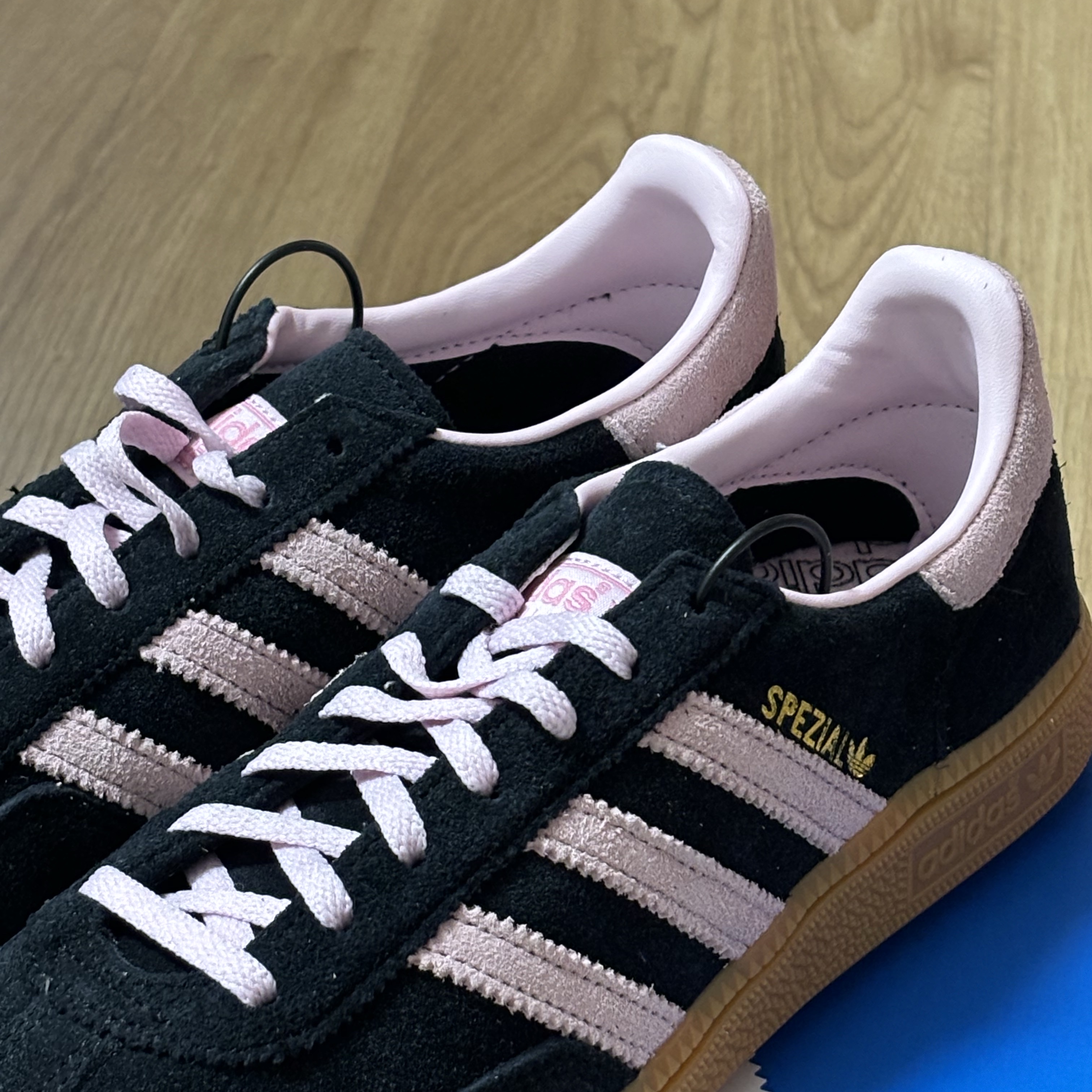 (W) Adidas Spezial Handball Core Black Clear Pink 착용 스타일