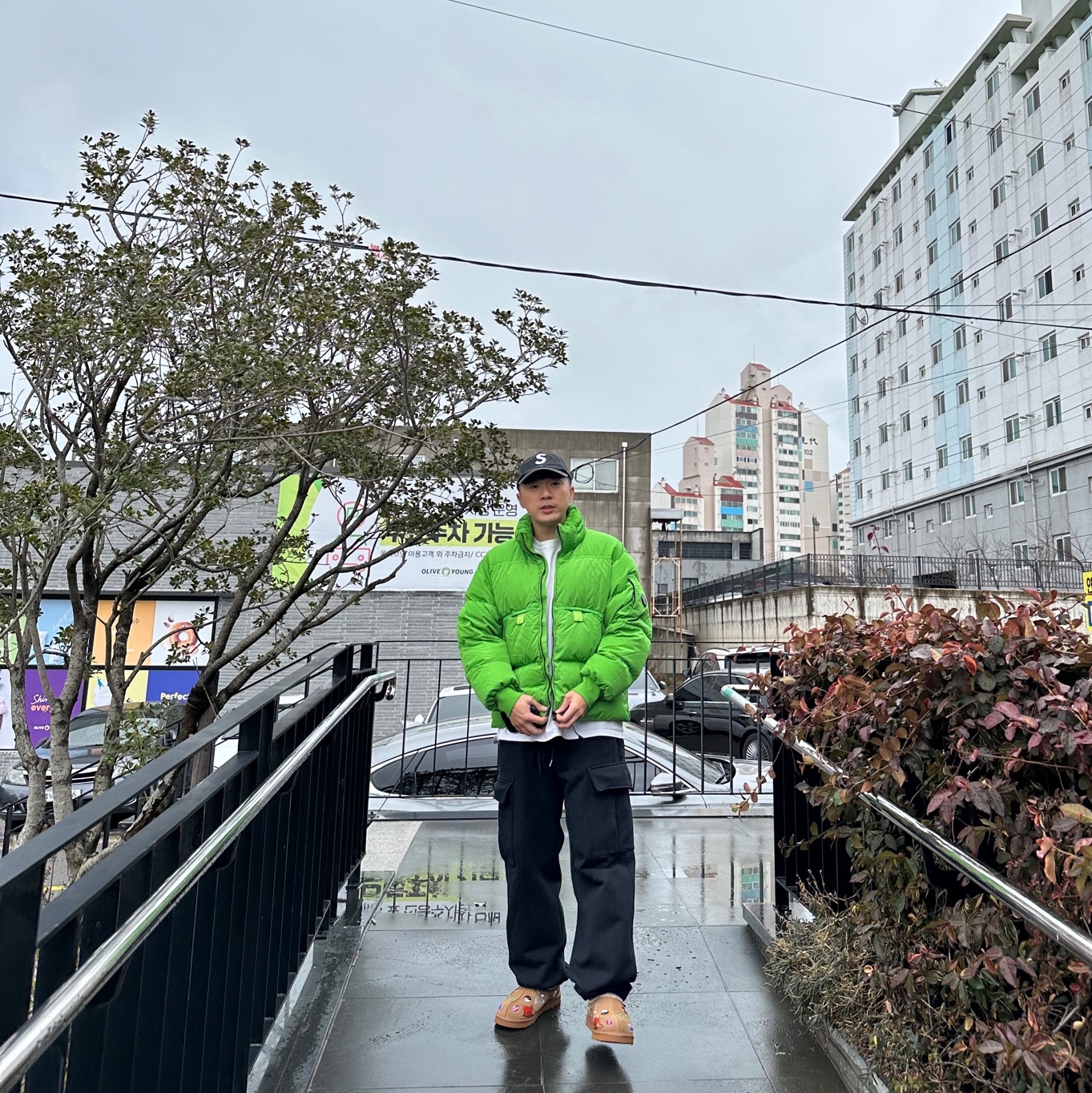 C.P. Company Eco-Chrome R Mixed Down Jacket Classic Green - 23FW, UGG x Palace Tasman Slipper Chestnut 착용 스타일 - 3