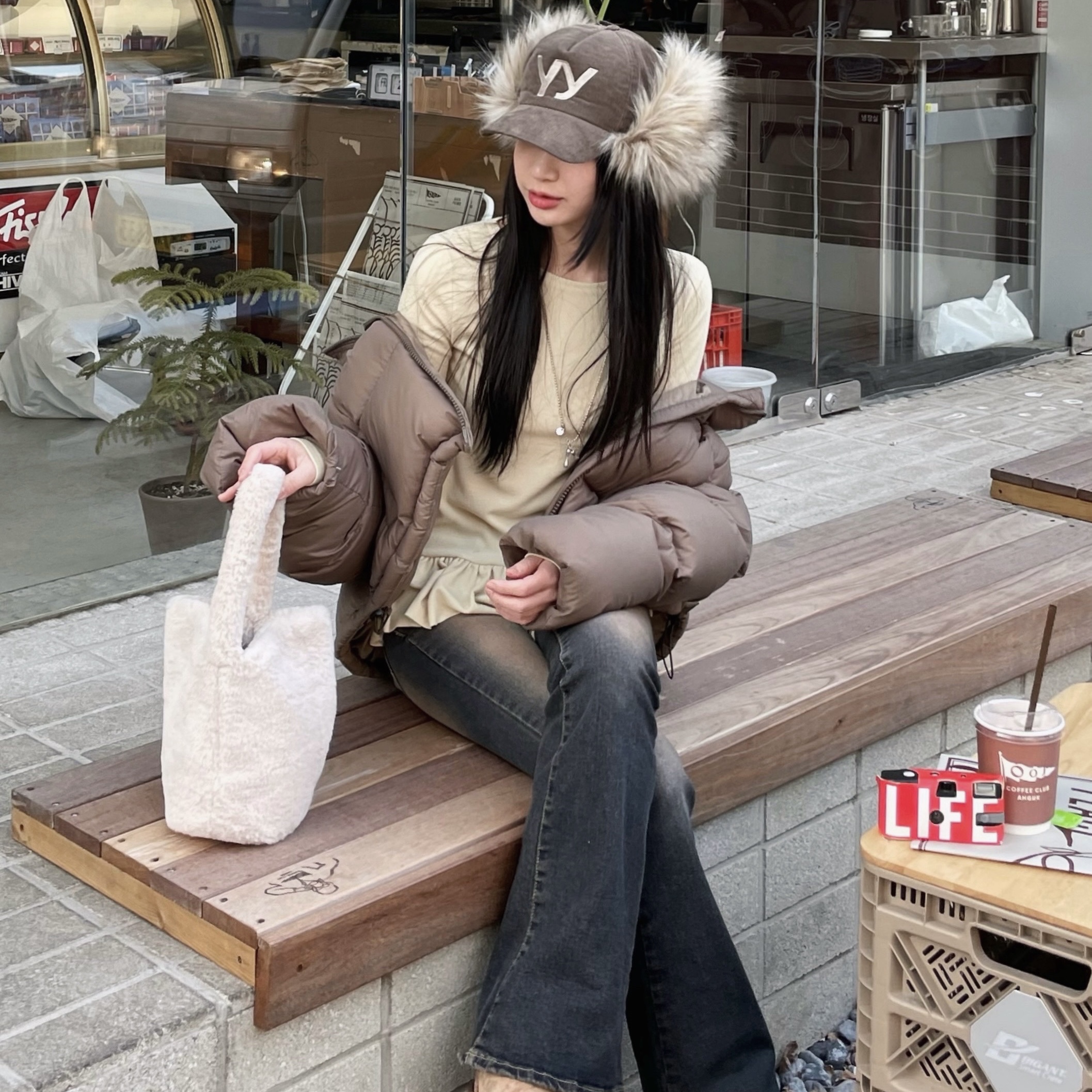 Open Yy Faux Fur Corduroy Earflap Cap Khaki, (W) UGG Classic Ultra Mini Platform Boots Chestnut 착용 스타일 - 4