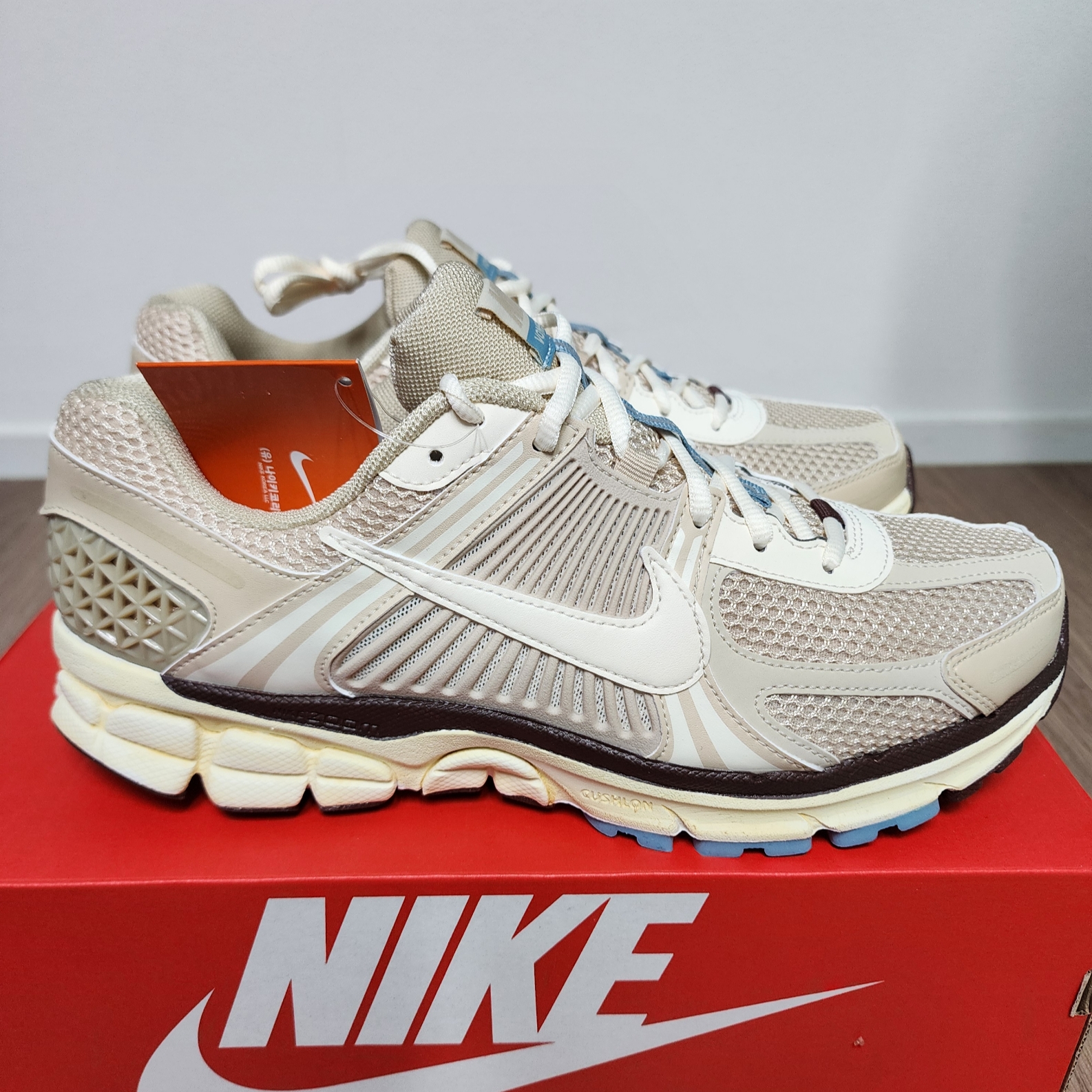 (W) Nike Zoom Vomero 5 Oatmeal 착용 스타일 - 2