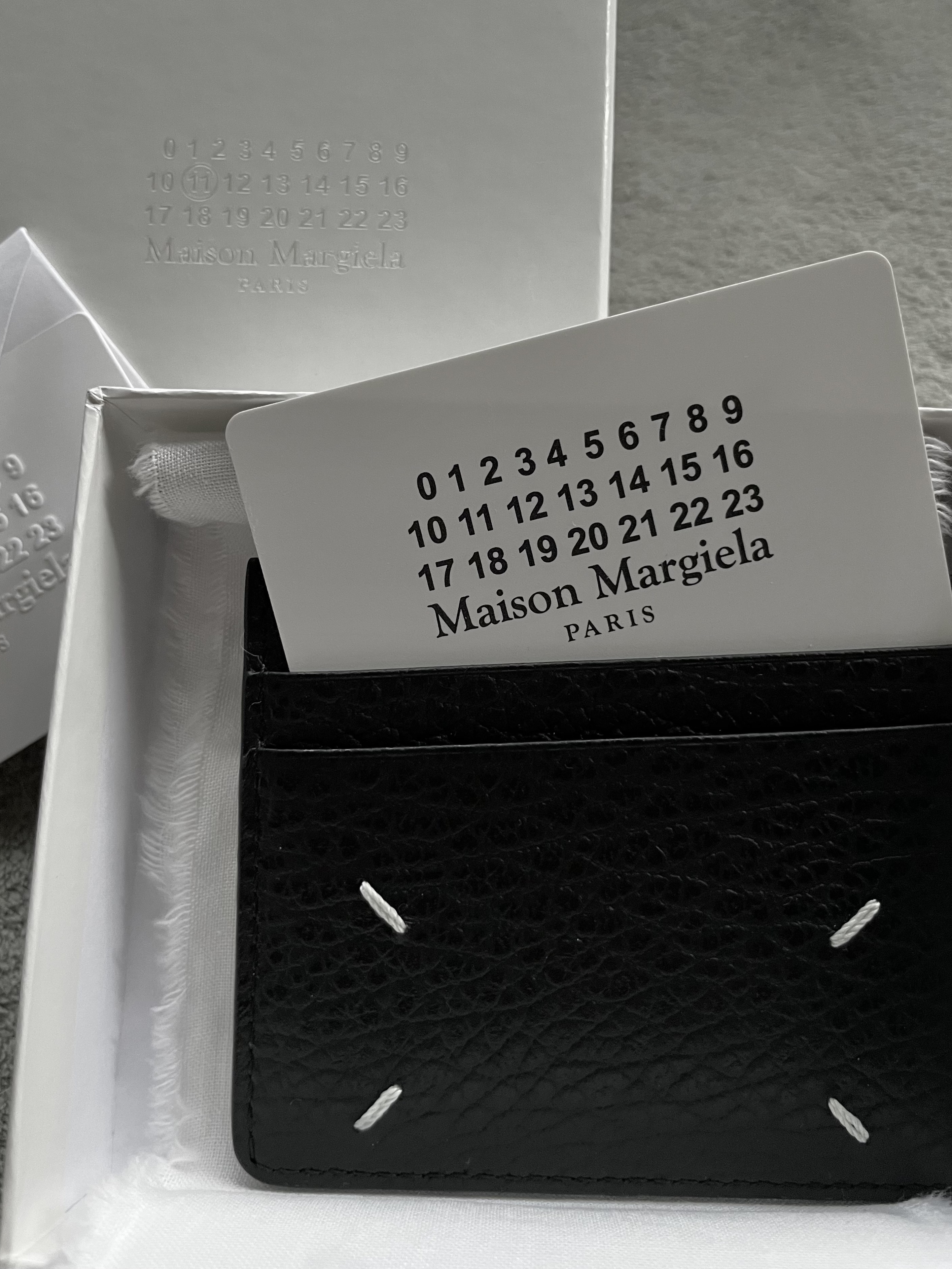 Maison Margiela Stitch Card Holder Black 착용 스타일