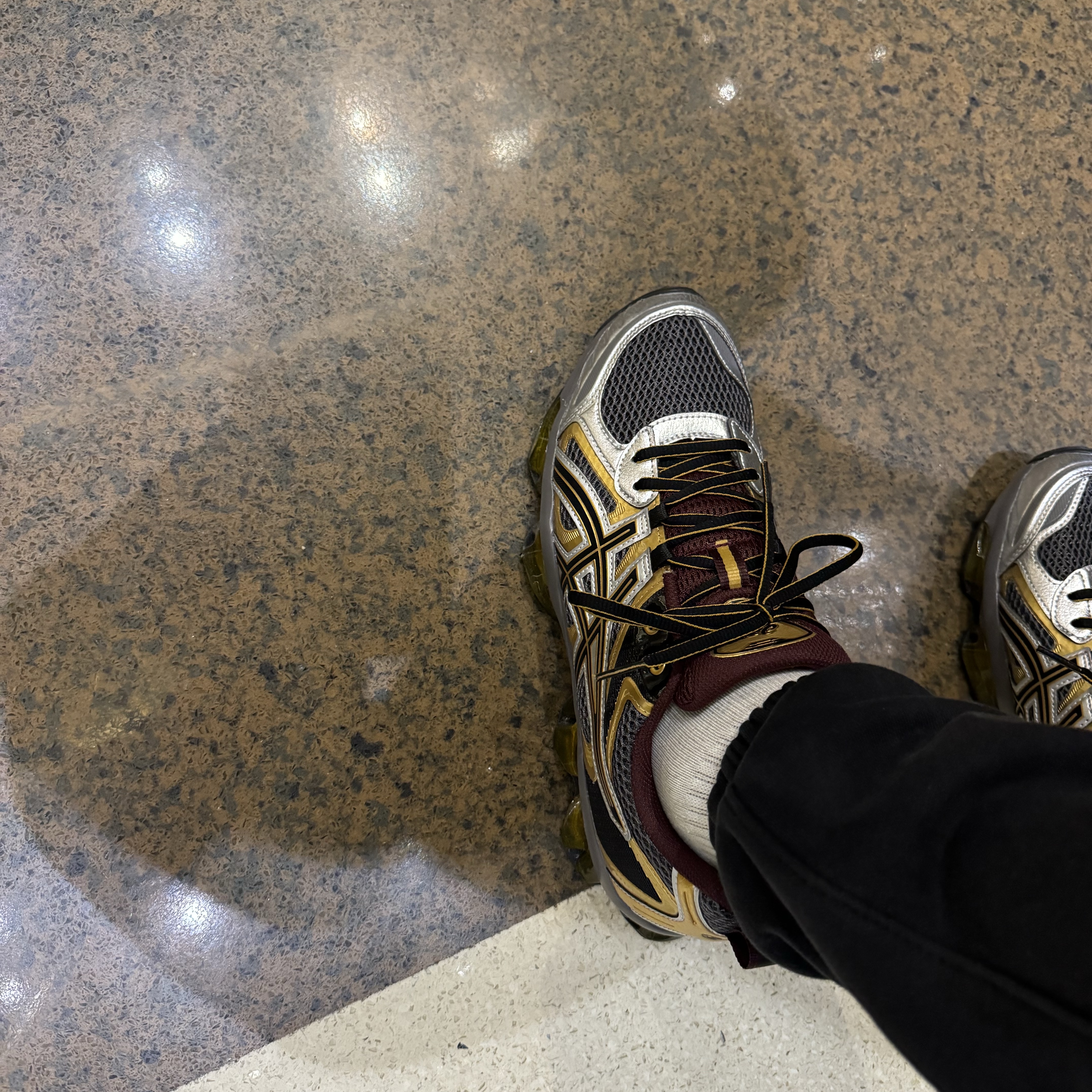 Asics Gel-Quantum Kinetic Carbon Pure Gold 착용 스타일