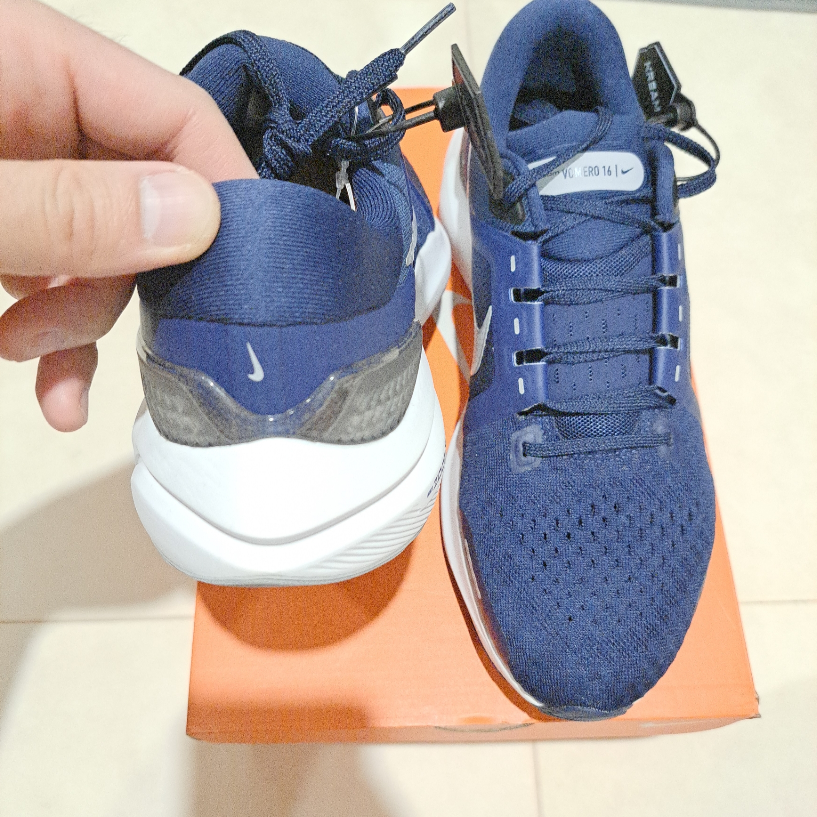Nike Air Zoom Vomero 16 Midnight Navy White 착용 스타일 - 3