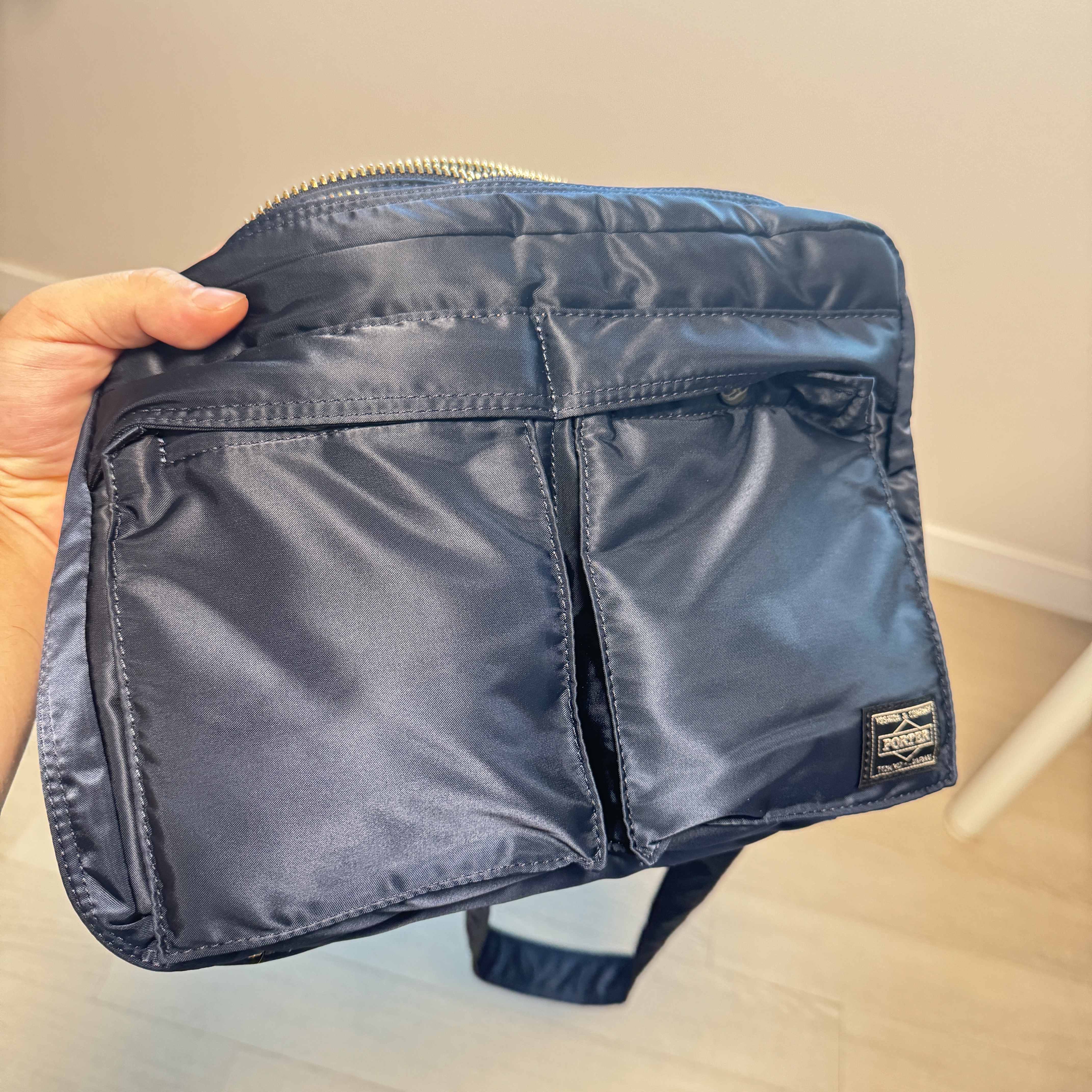 Porter Tanker Shoulder Bag L Iron Blue 착용 스타일
