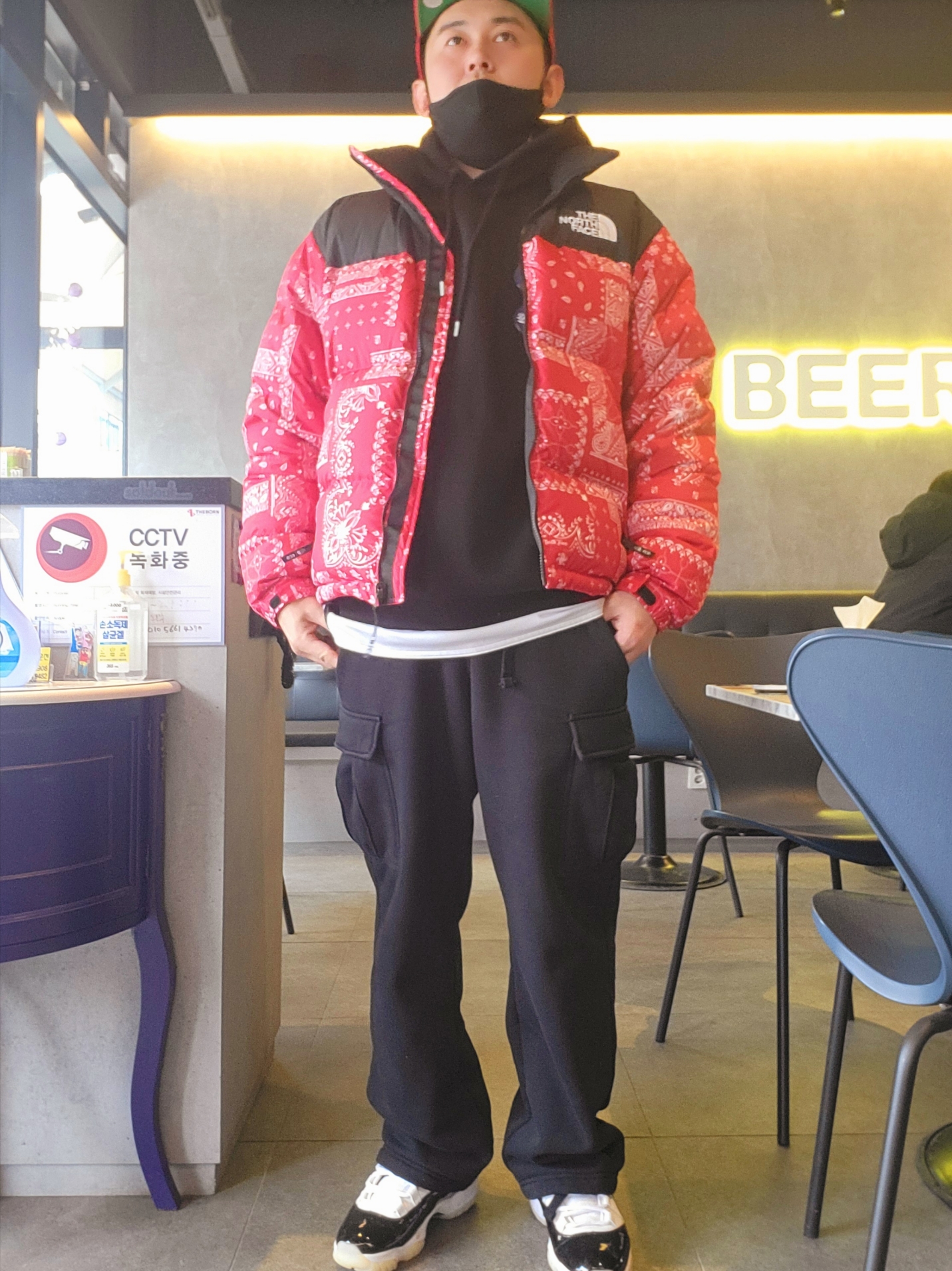 The North Face 1996 Novelty Nuptse Jacket Rio Red, Jordan 11 Retro Gratitude 착용 스타일 - 1