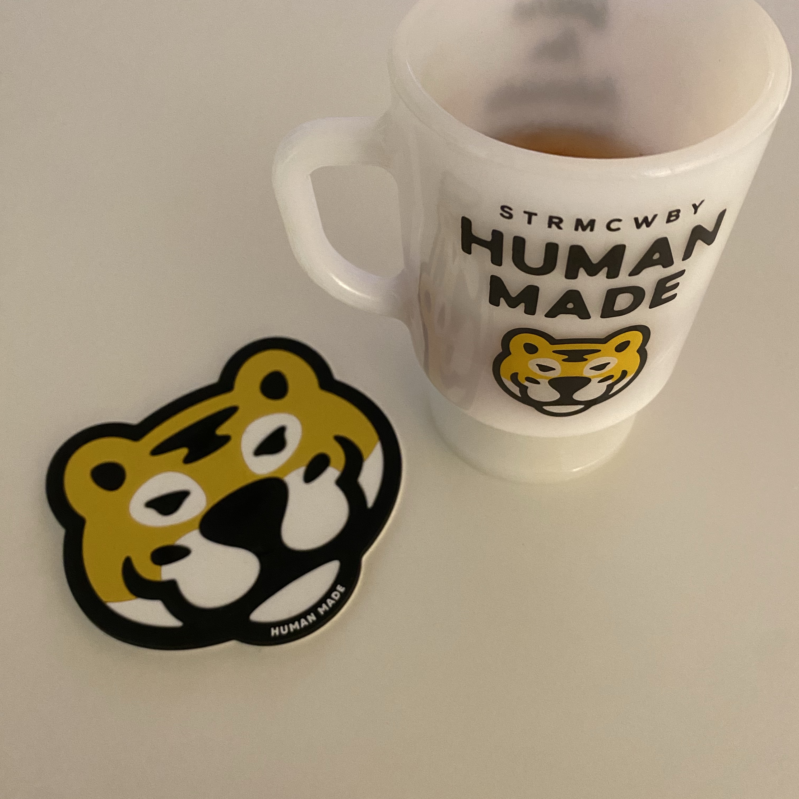 Human Made Glass Pedestal Mug White, Human Made Animal Rubber Coaster Yellow 착용 스타일
