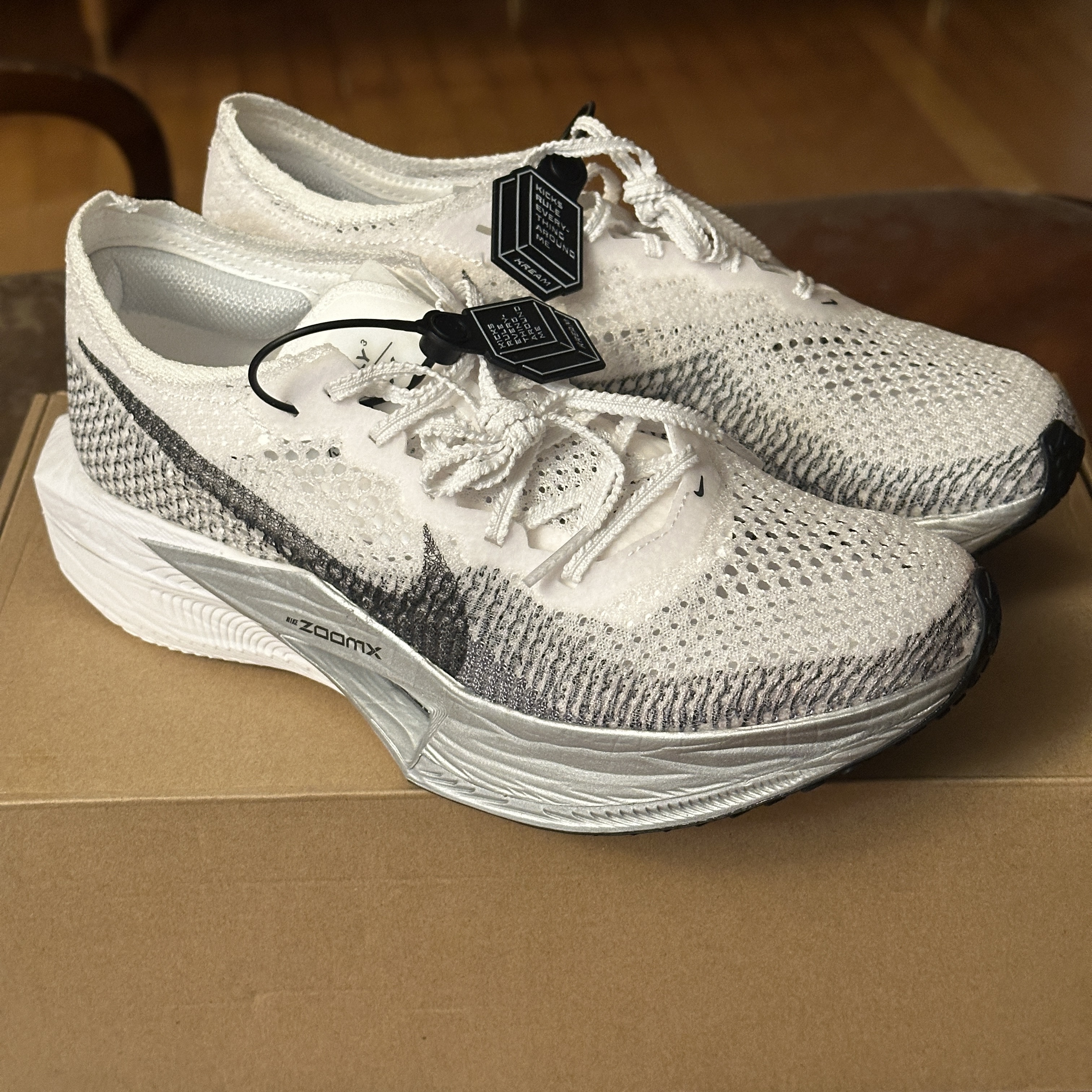 Nike ZoomX Vaporfly Next% 3 White Grey 착용 스타일 - 2
