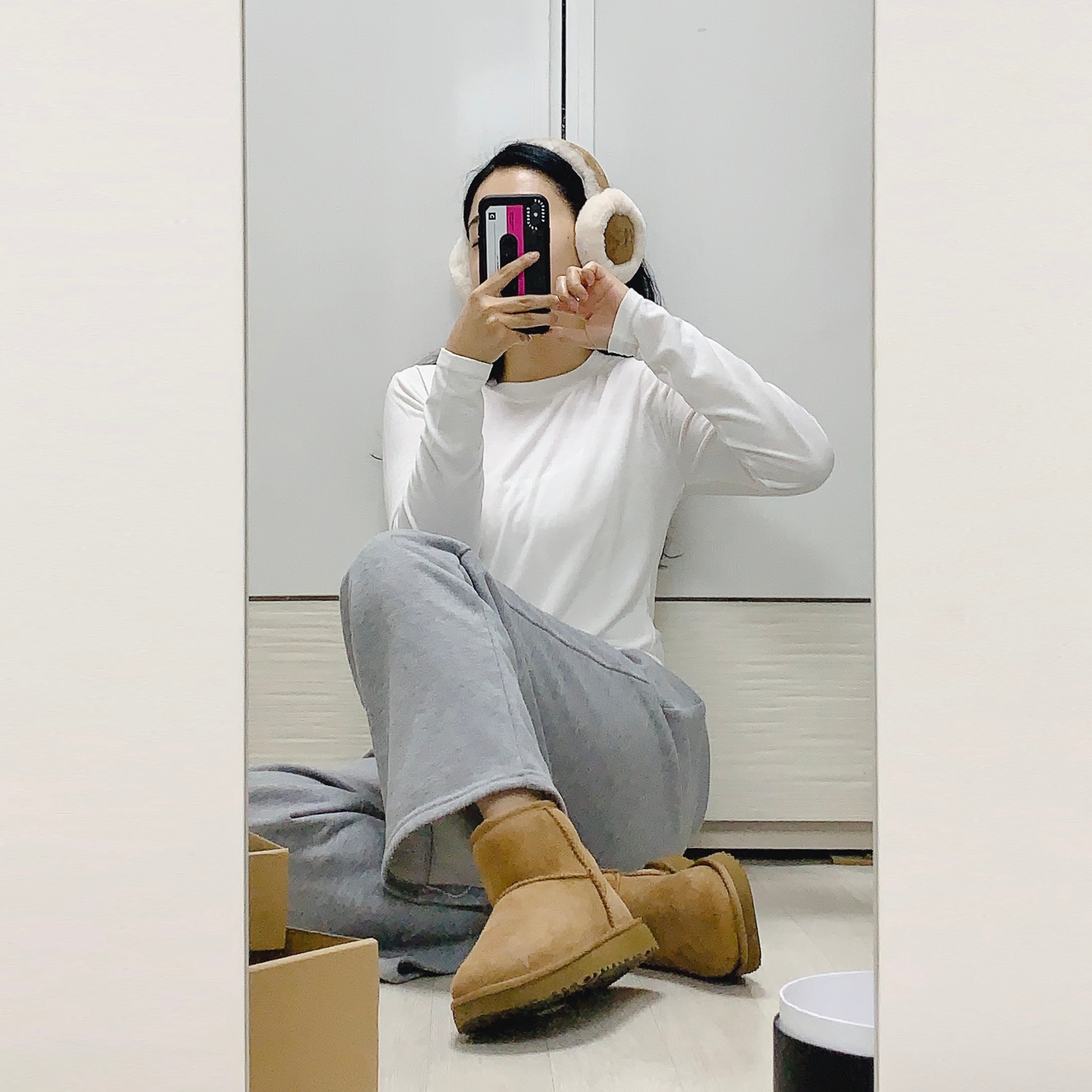 (W) UGG Classic Mini II Boots Chestnut, (W) UGG Embroidered Logo Earmuff Chestnut 착용 스타일