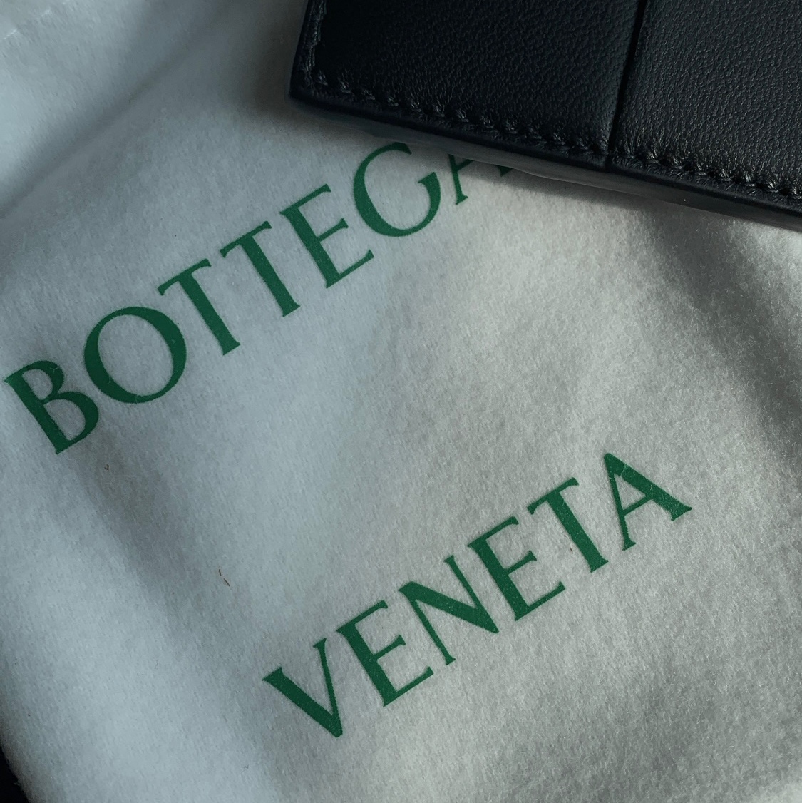 Bottega Veneta Credit Card Case Lambskin & Calfskin Black 착용 스타일