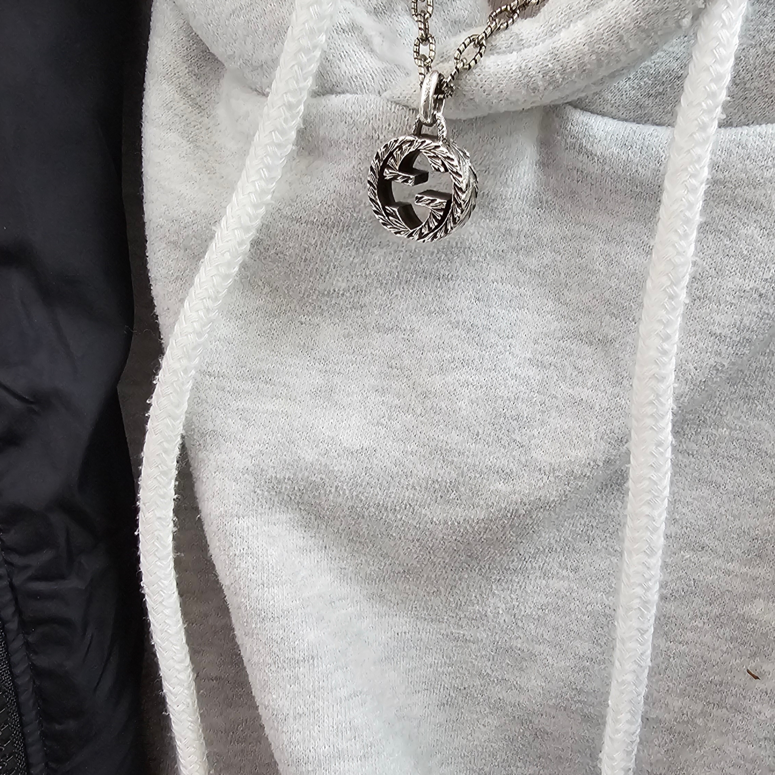 Gucci Interlocking G Pendant Necklace Silver 착용 스타일