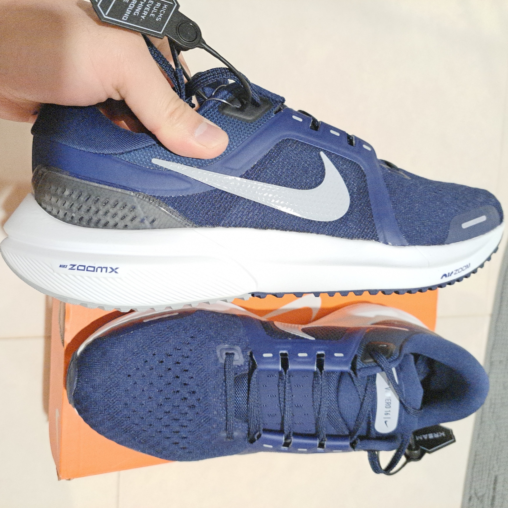 Nike Air Zoom Vomero 16 Midnight Navy White 착용 스타일 - 5