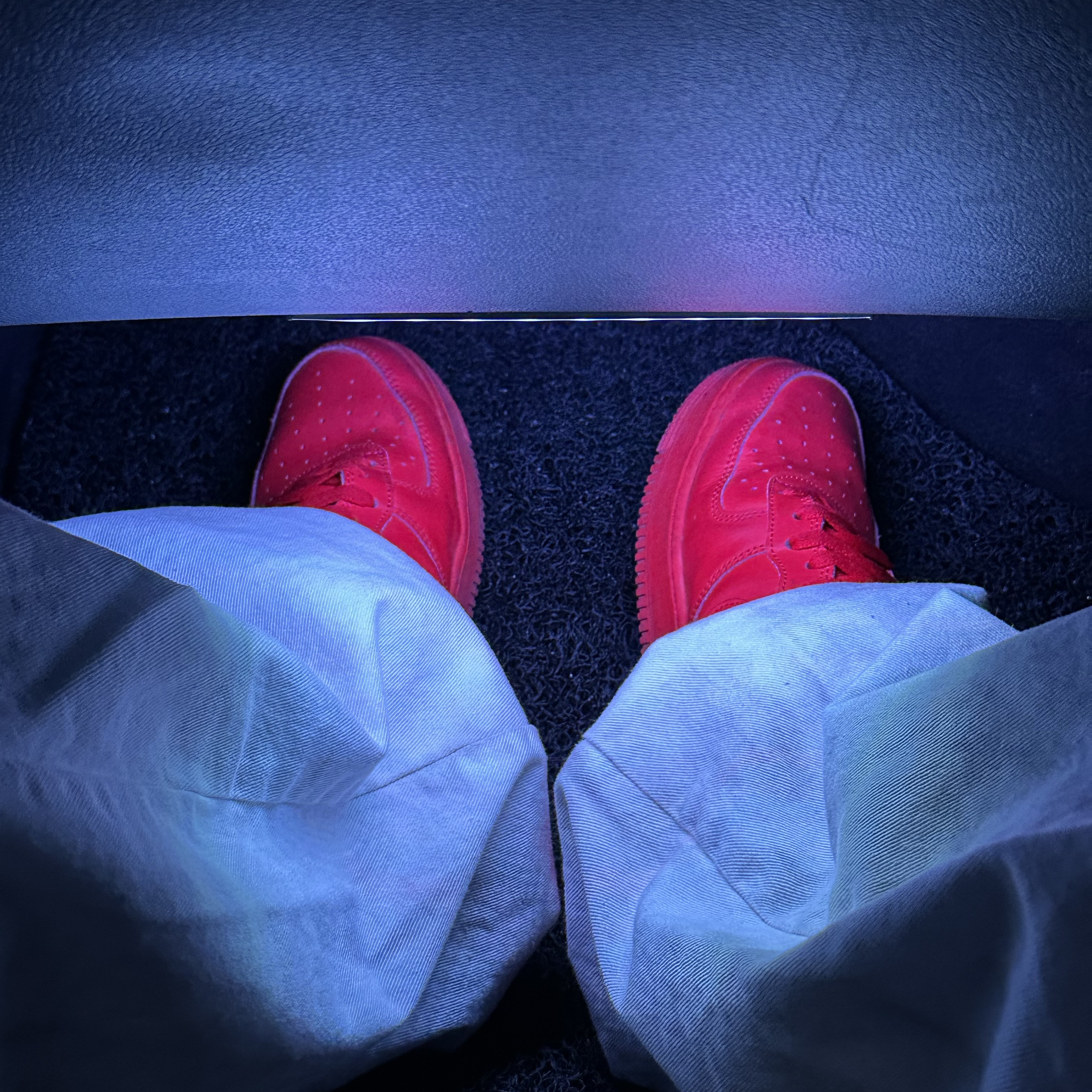 Nike Air Force 1 '07 LV8 Low 1 Triple Red 착용 스타일