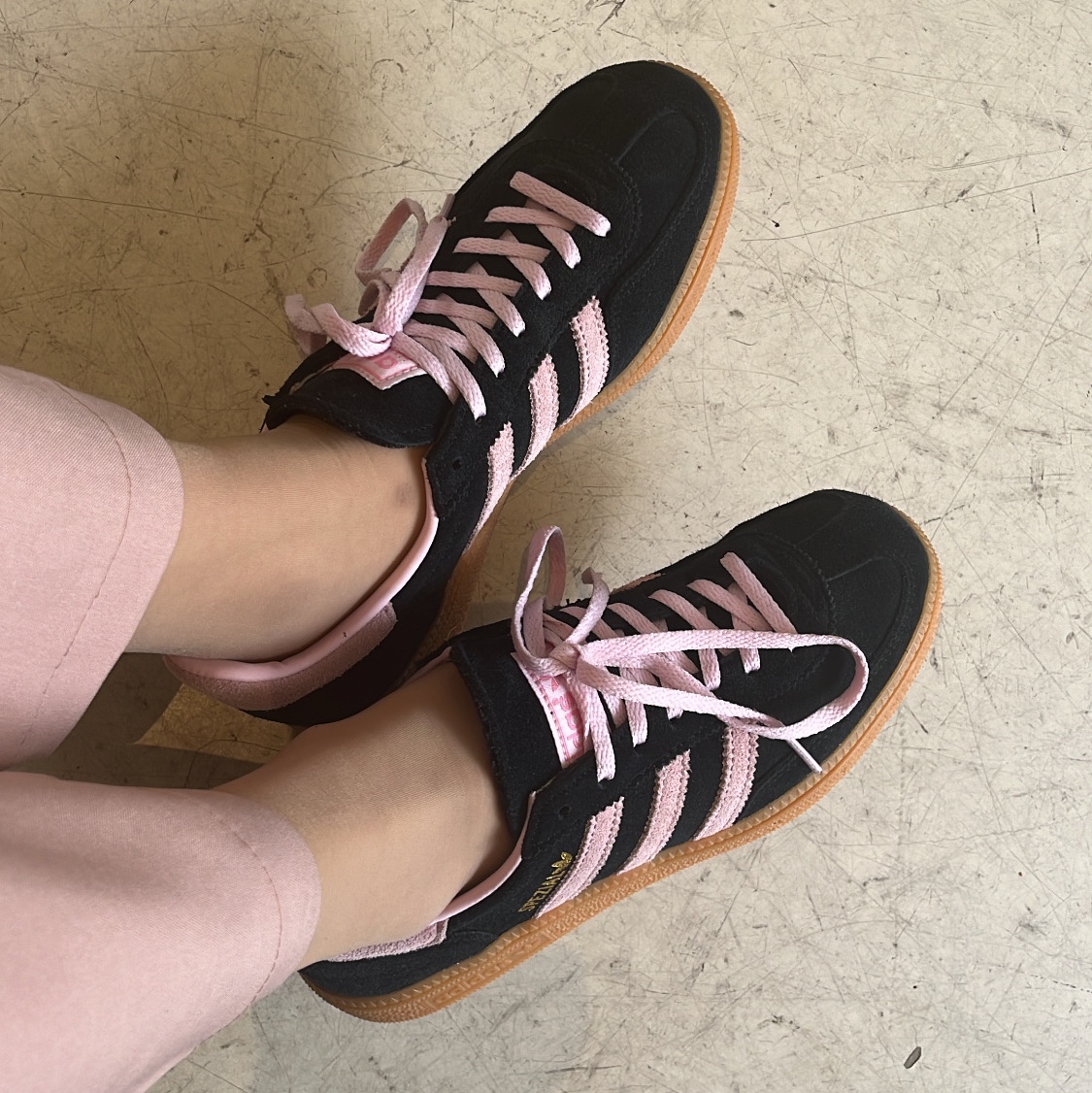 (W) Adidas Spezial Handball Core Black Clear Pink 착용 스타일 - 2
