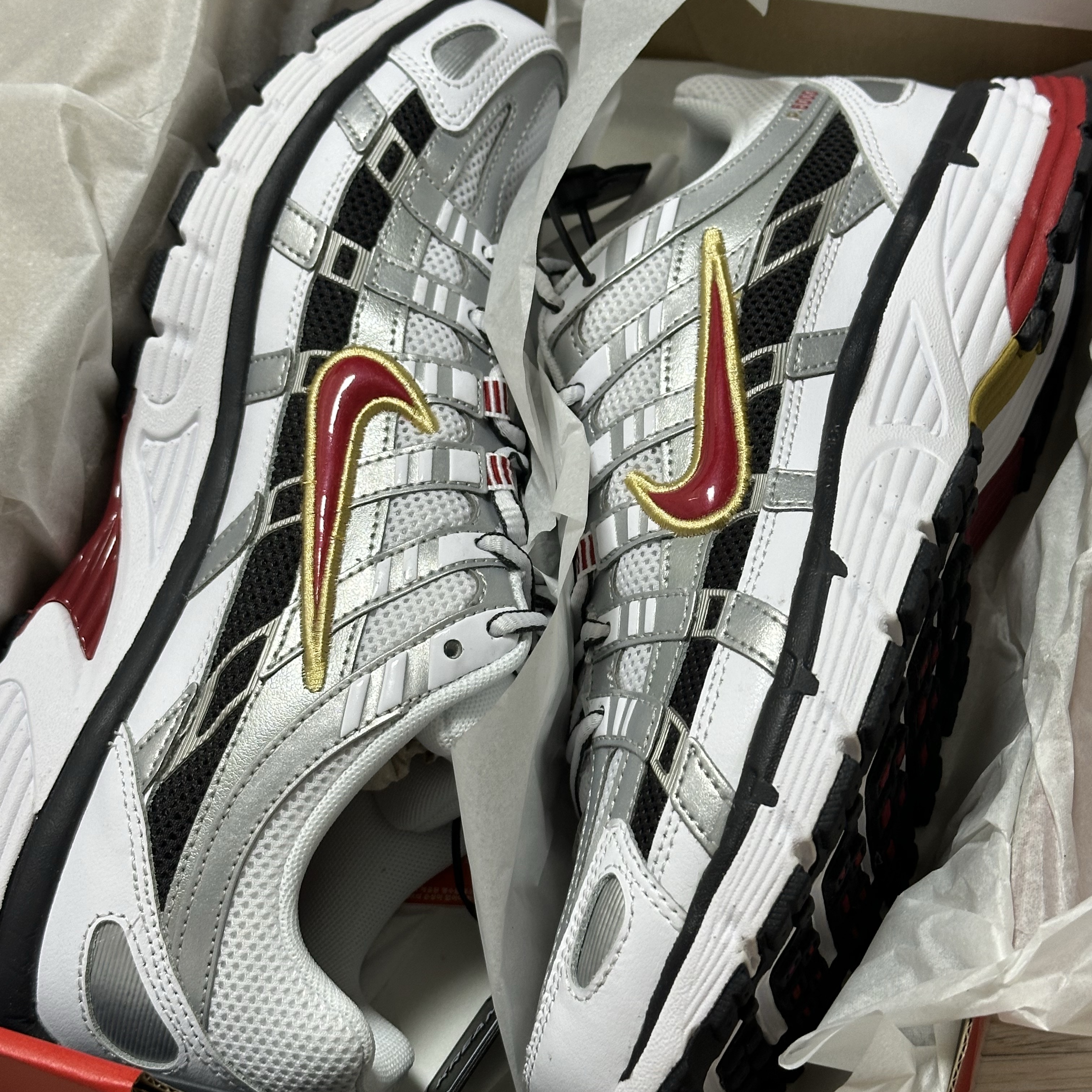 (W) Nike P-6000 Metallic Silver Red 착용 스타일