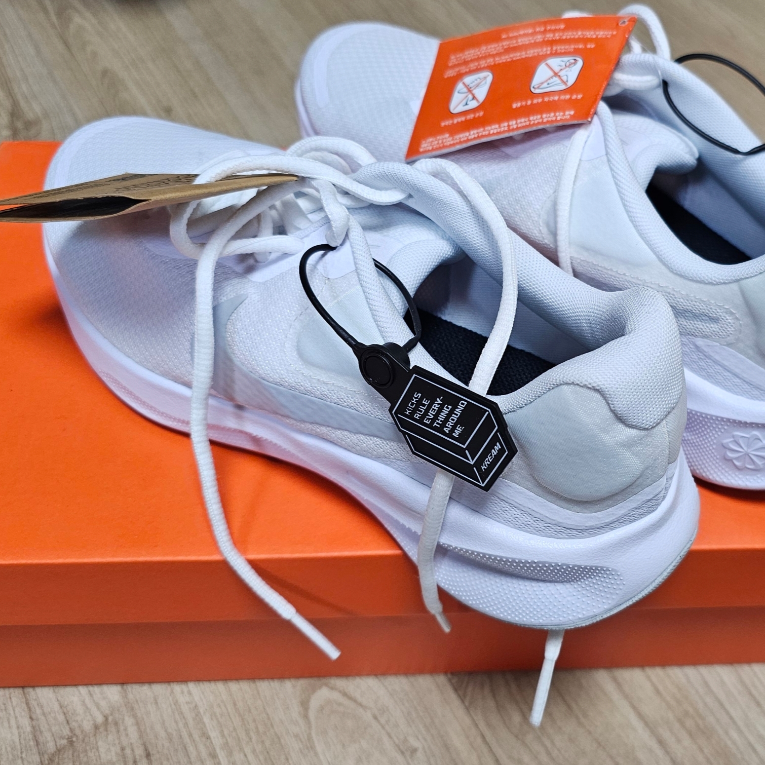 Nike Revolution 7 White 착용 스타일