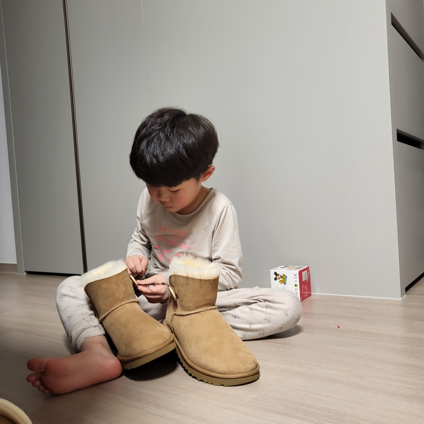 (W) UGG Mini Bailey Button II Boots Chestnut 착용 스타일