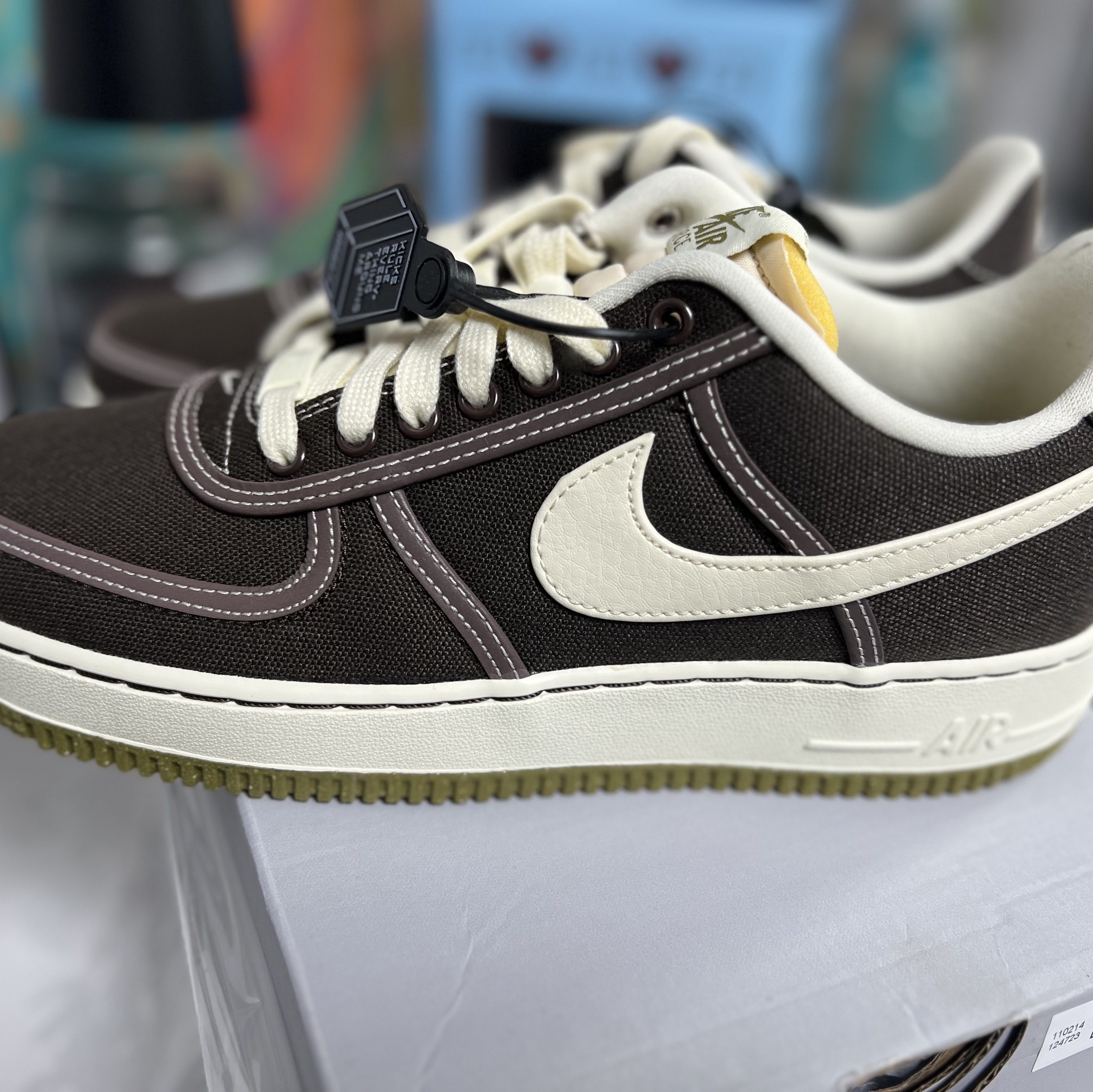 Nike Air Force 1 '07 PRM Baroque Brown Coconut Milk 착용 스타일 - 2