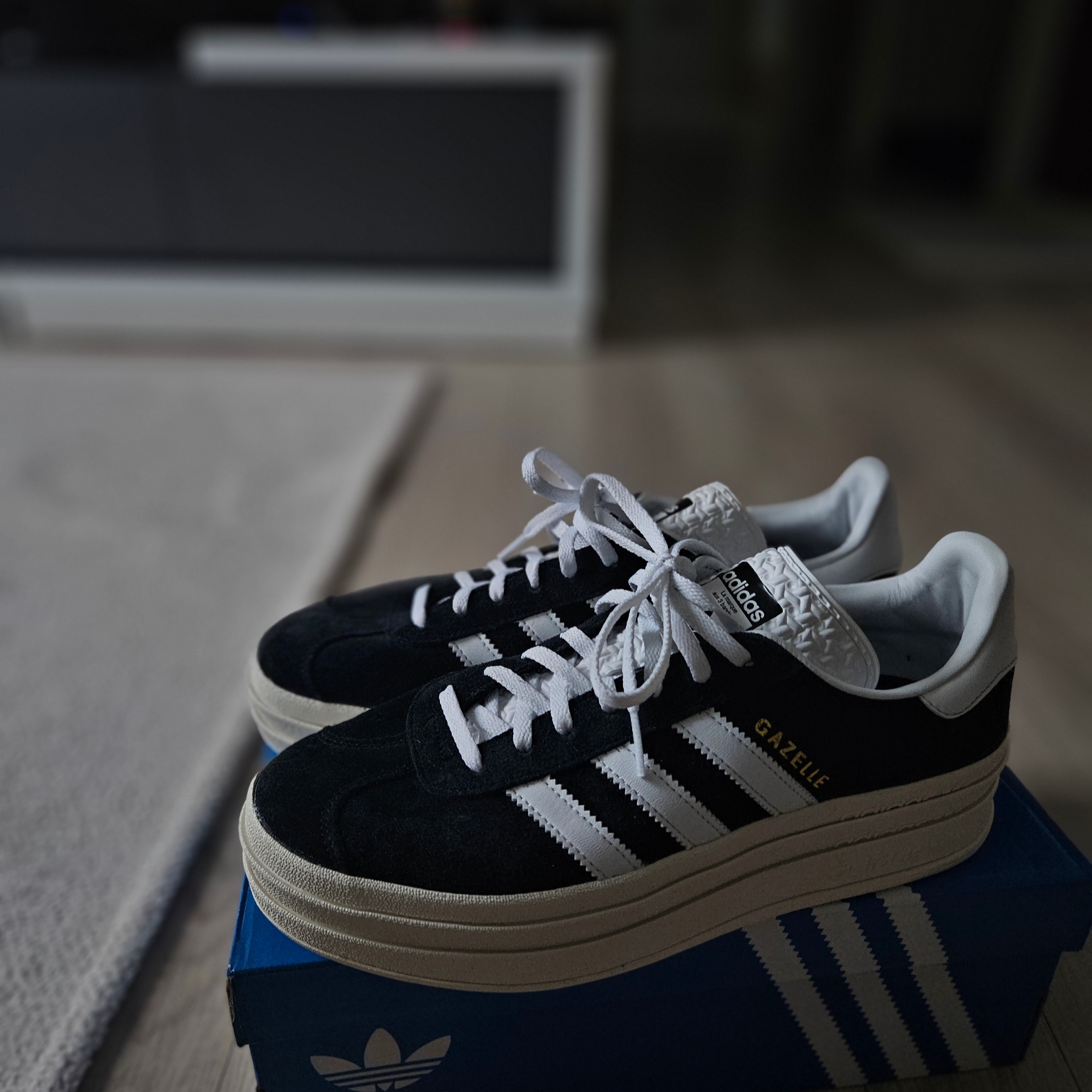 (W) Adidas Gazelle Bold Core Black Cloud White 착용 스타일 - 1