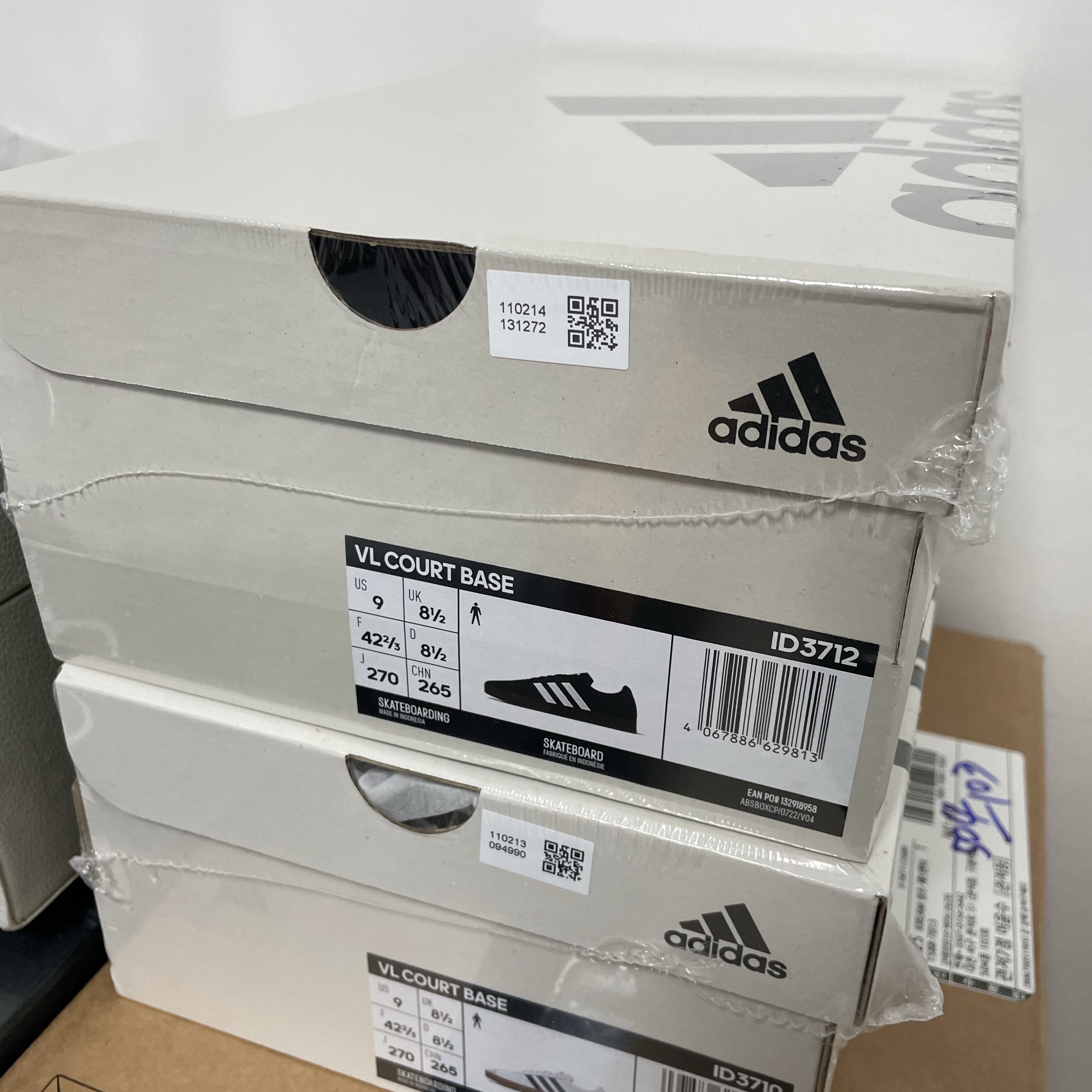 Adidas VL Court Base Cloud White Collegiate Green, Adidas VL Court Base Core Black Cloud White 착용 스타일