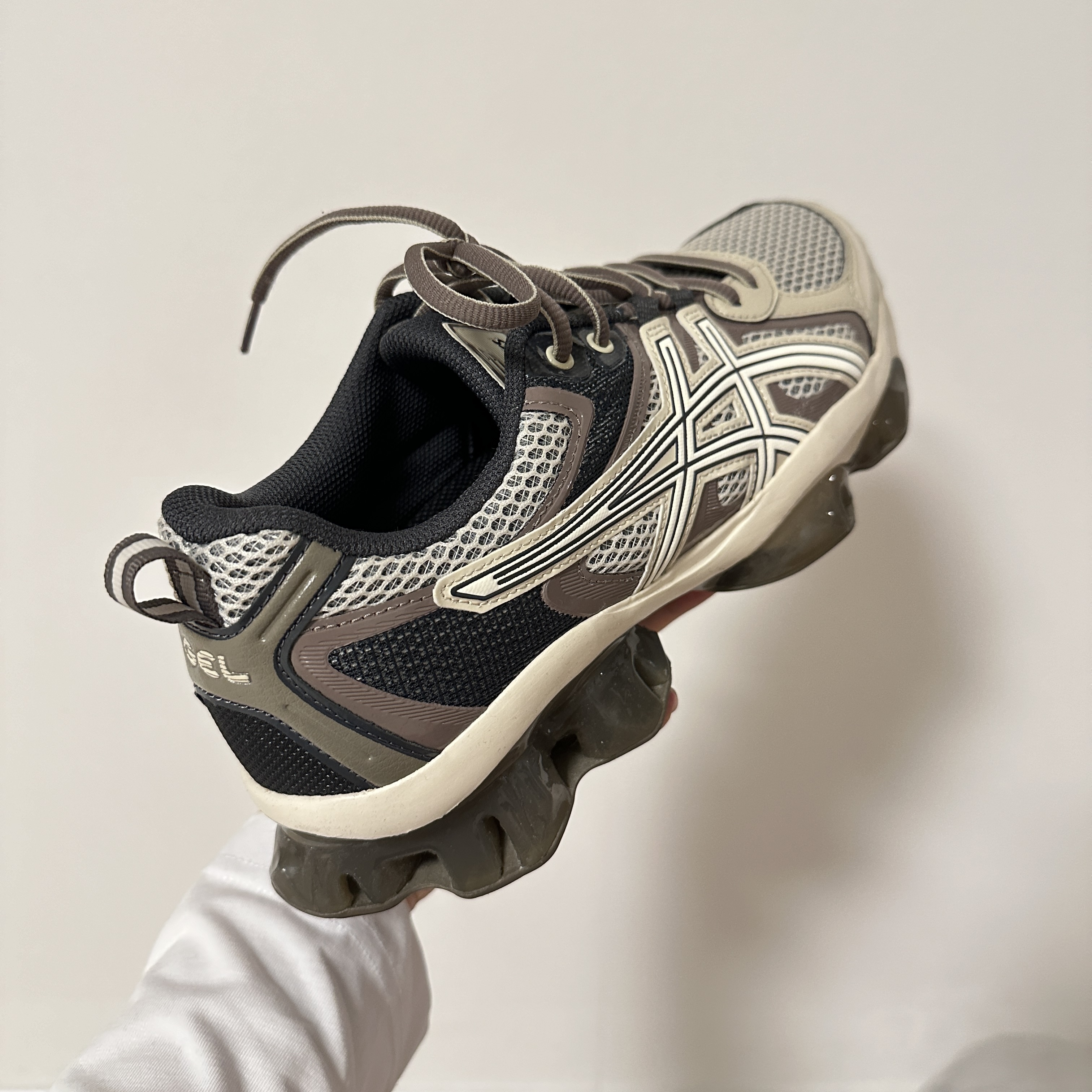 Asics Gel-Quantum Kinetic Birch Dark Taupe 착용 스타일 - 2