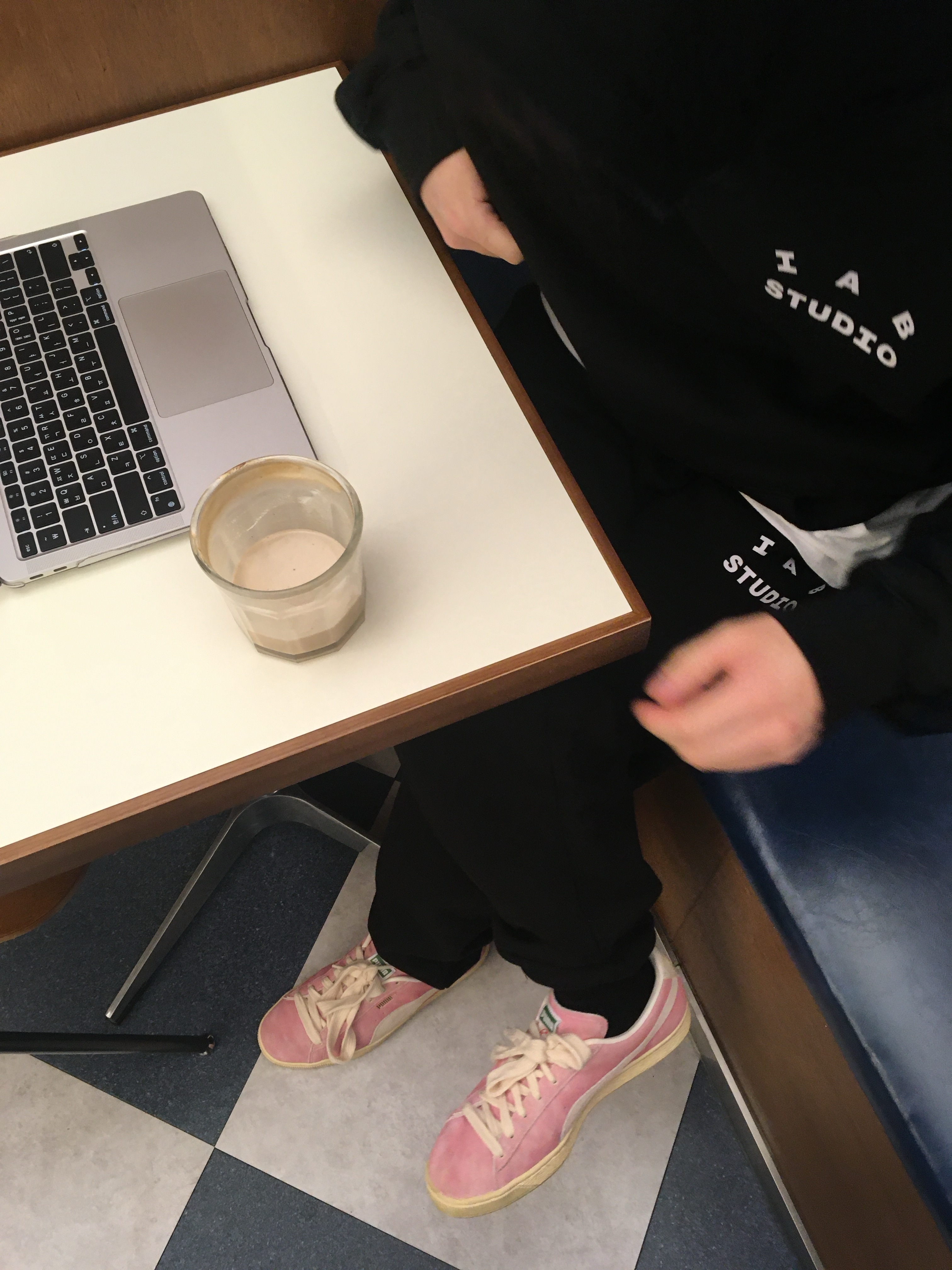 IAB Studio Sweatpants Black White - 23SS, IAB Studio Hoodie Black White 착용 스타일
