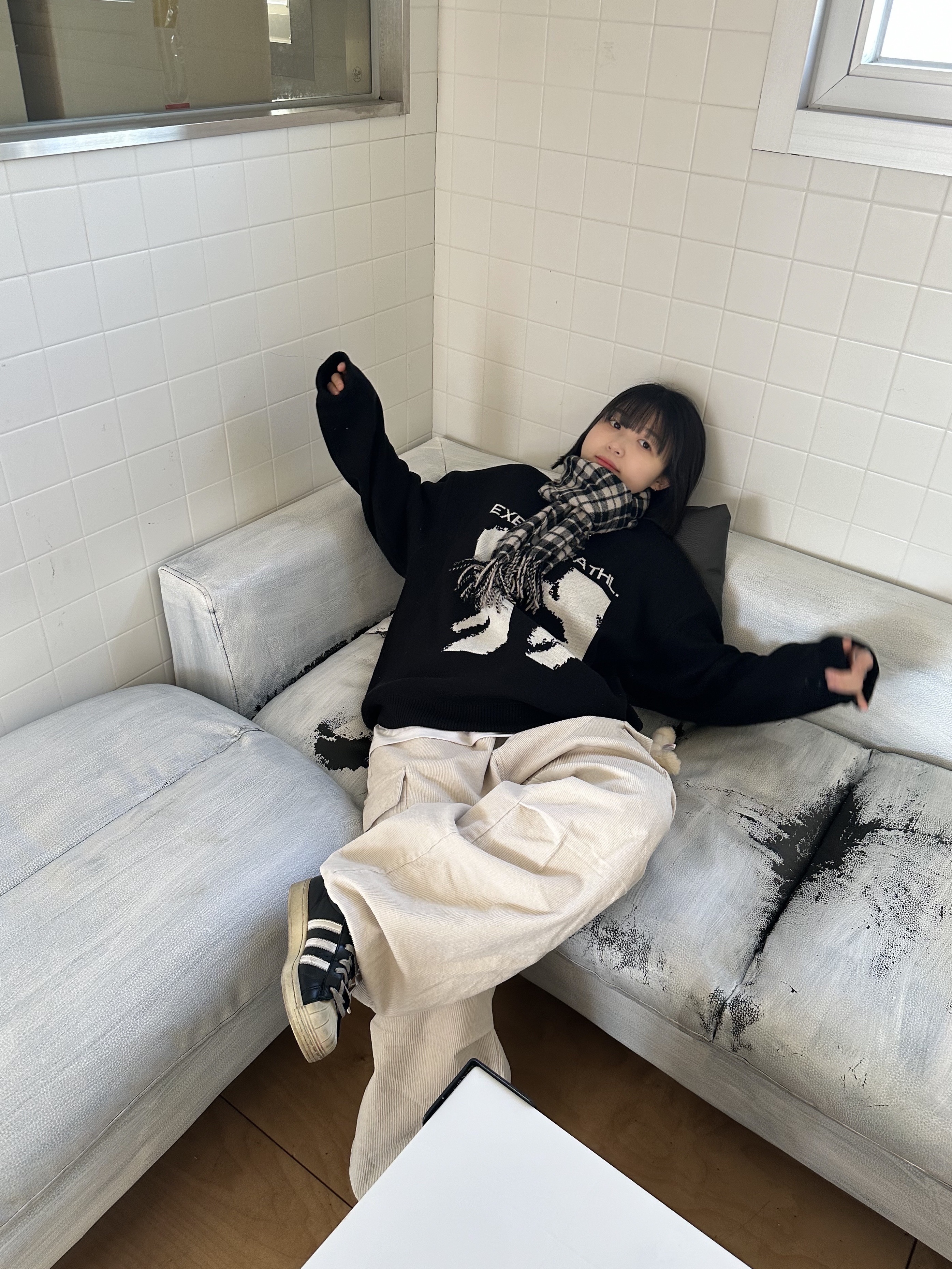 Adidas Superstar Premium Black White 착용 스타일 - 6