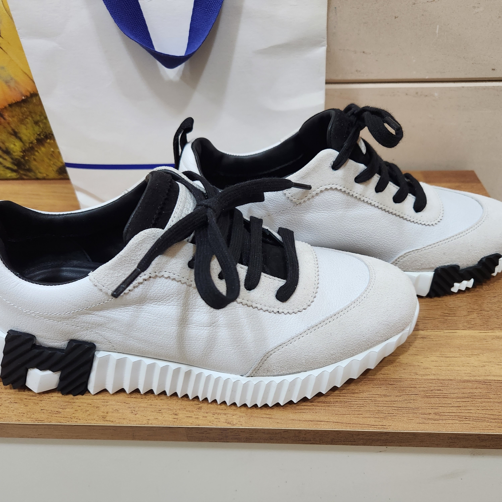 (W) Hermes Bouncing Sneakers Sport Suede Goatskin & Blanc Noir 착용 스타일
