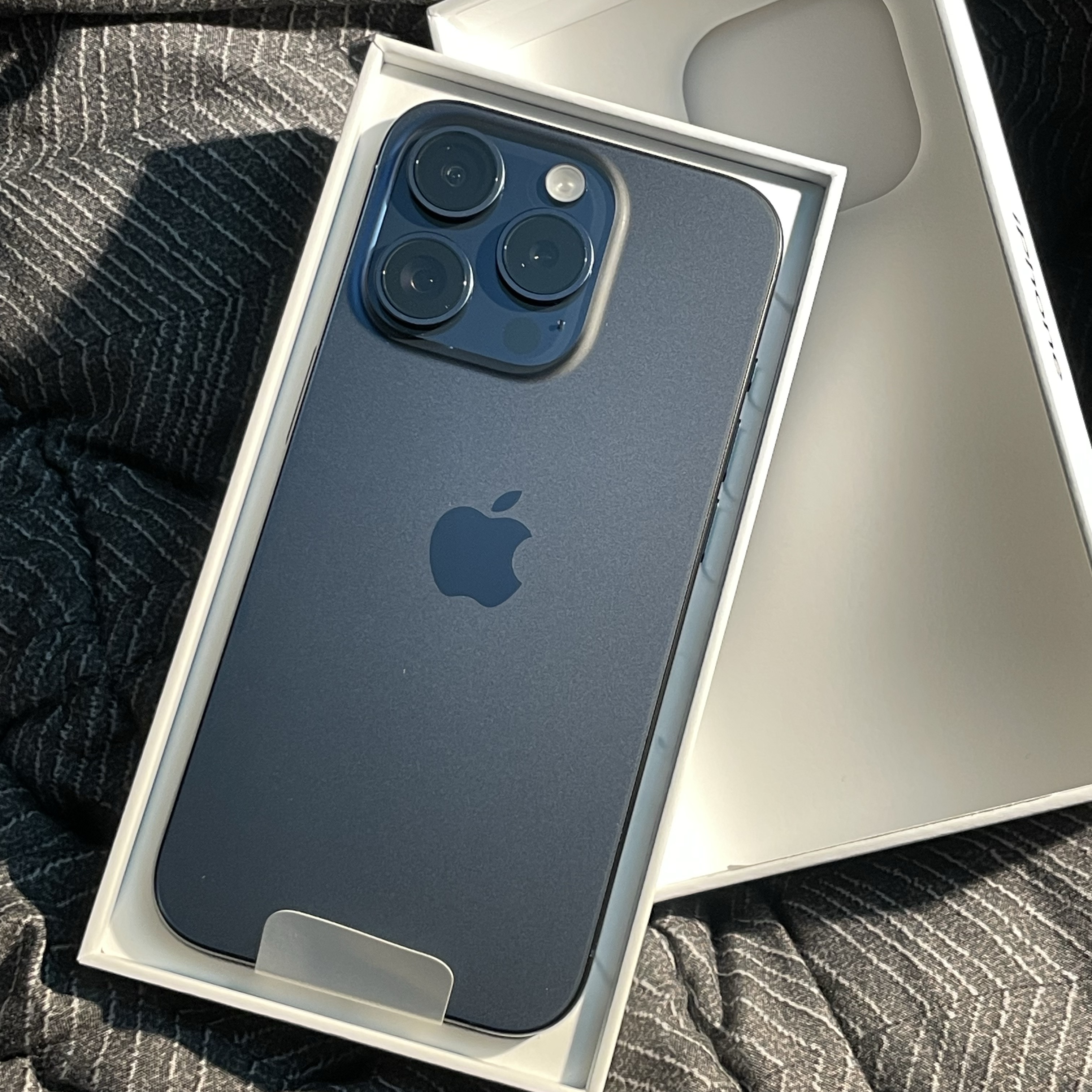 Apple iPhone 15 Pro 256GB Blue Titanium (Korean Ver.) 착용 스타일