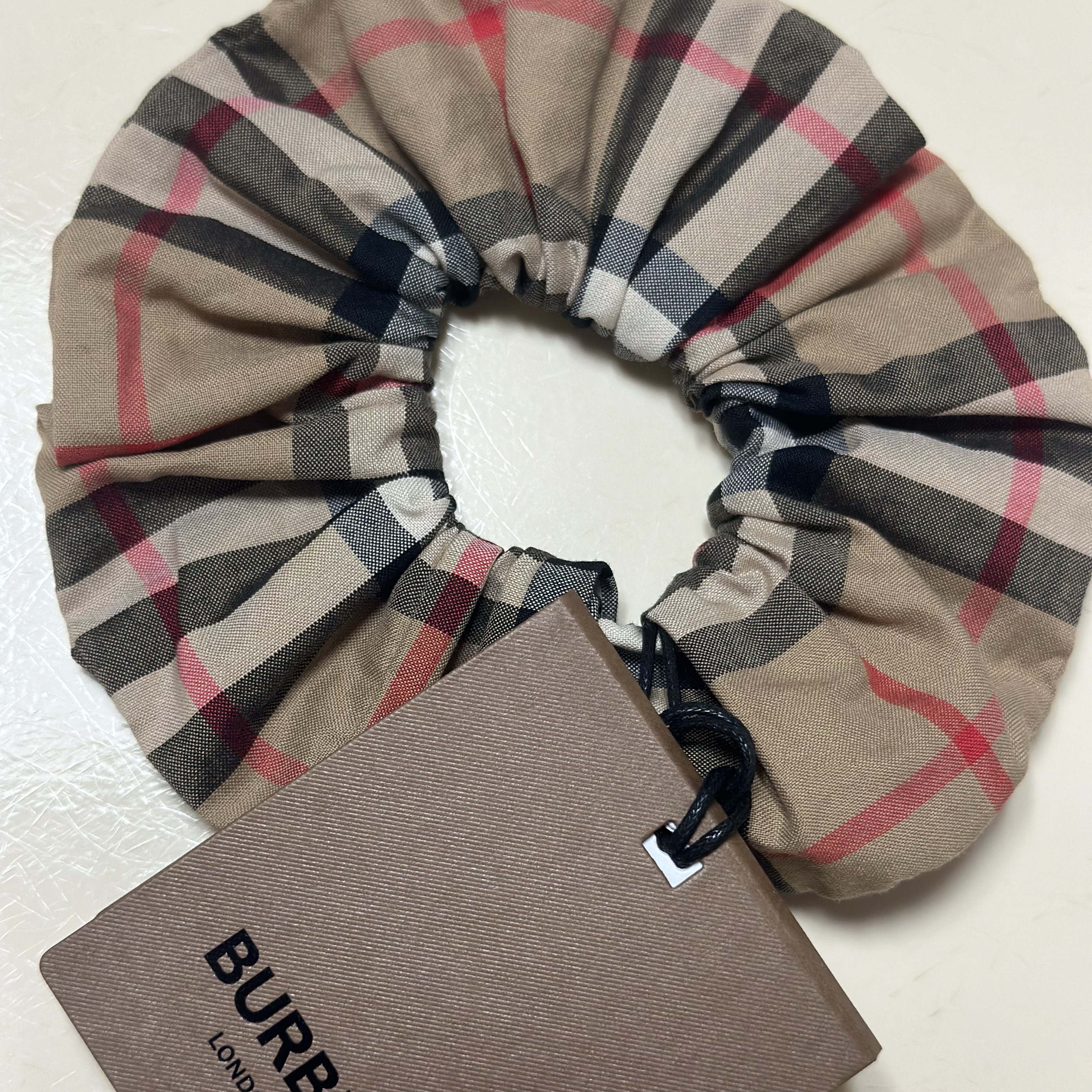 (Kids) Burberry Vintage Check Cotton Scrunchie Archive Beige 착용 스타일