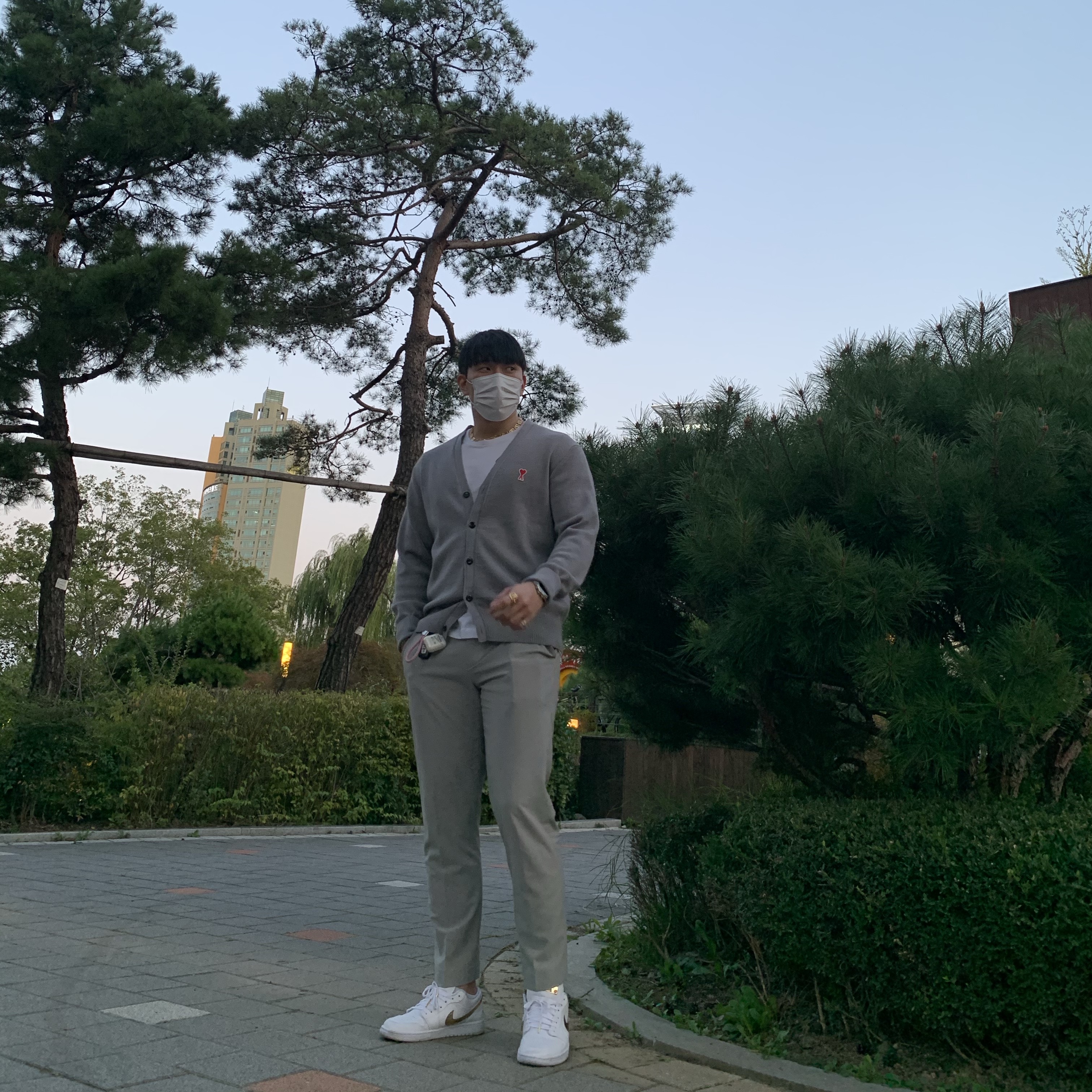 (W) Jordan 1 Low SE White Metallic Gold, AMI de Coeur Wool Cardigan Gris Chine 착용 스타일