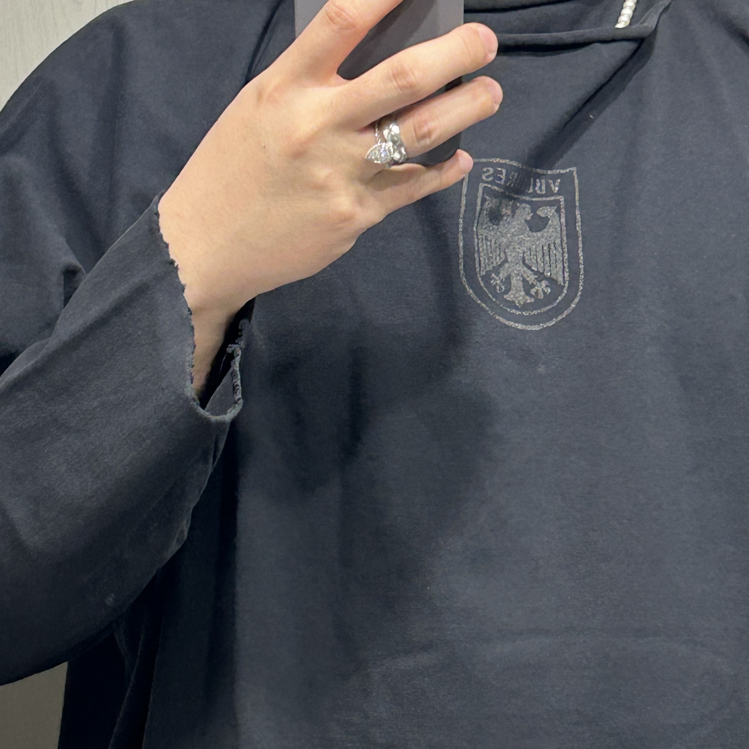 Yeezy Vultures Long Sleeve T-Shirt Black 착용 스타일