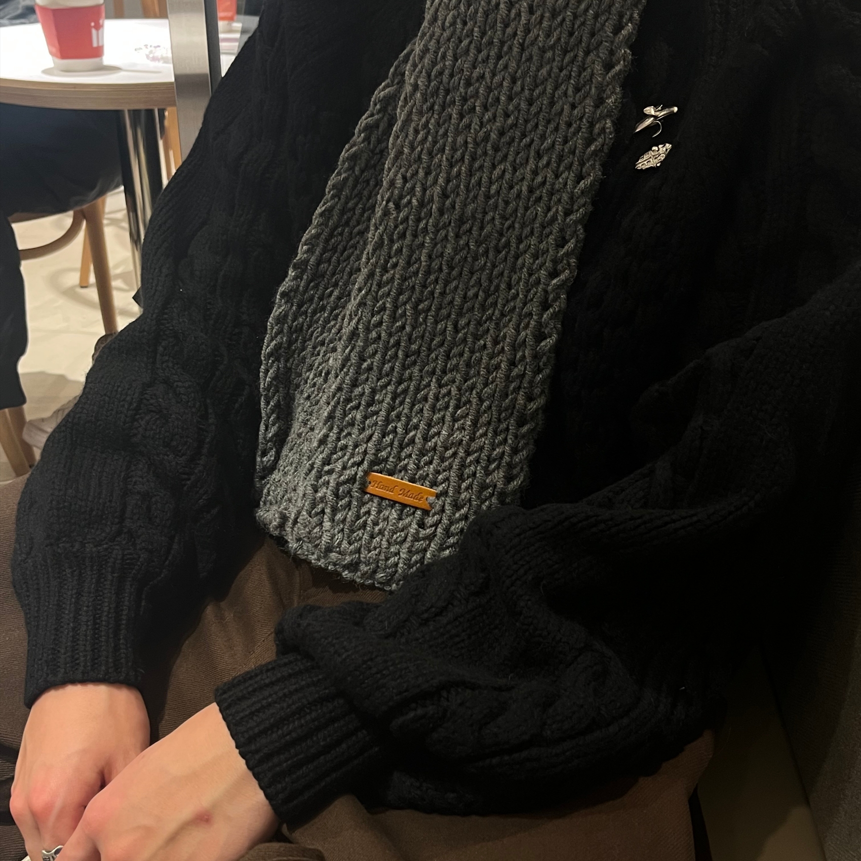 STU Aran Knit Black 착용 스타일