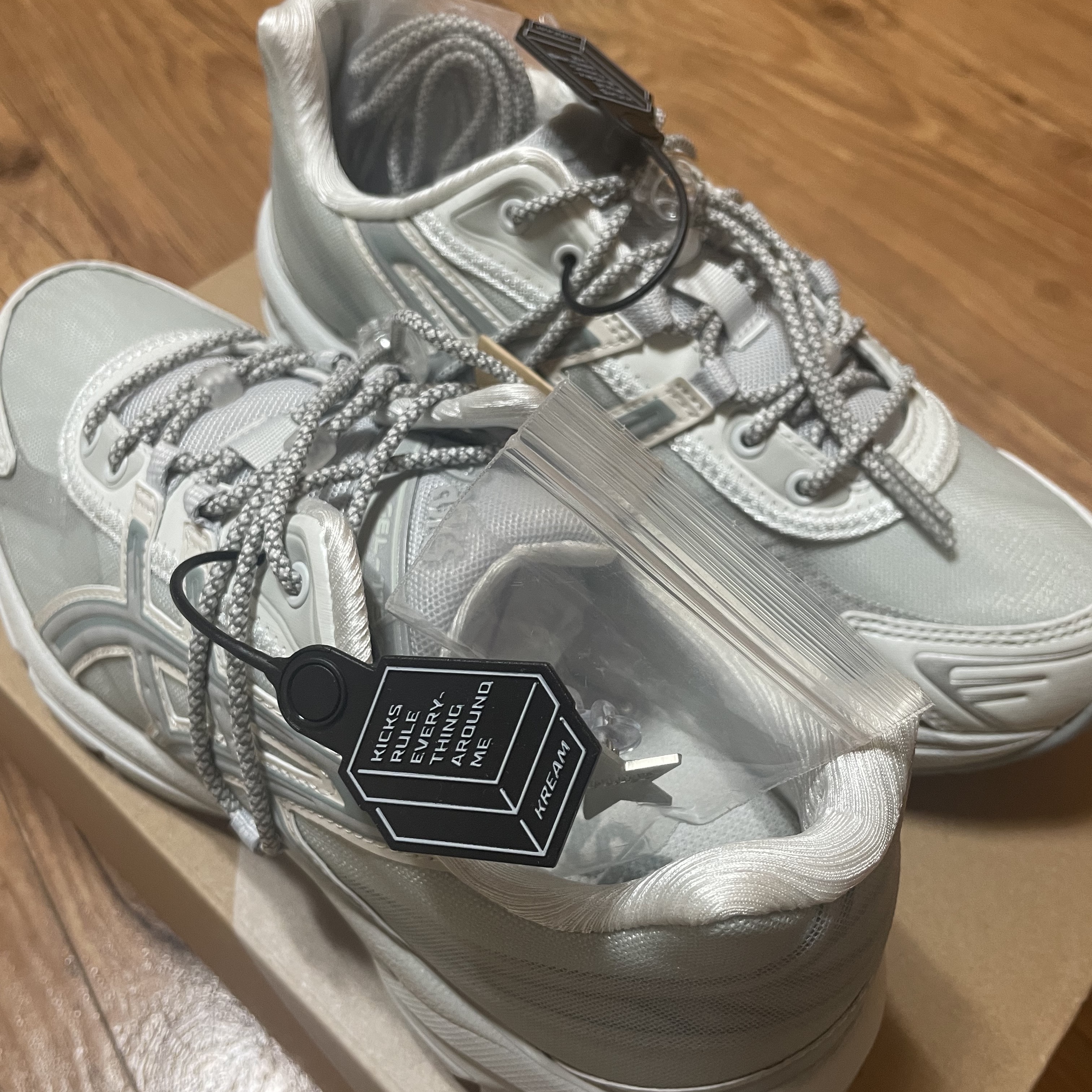 Asics x Atmos x Ojos Gel-1130 RE Glacier Grey Pure Silver 착용 스타일 - 2