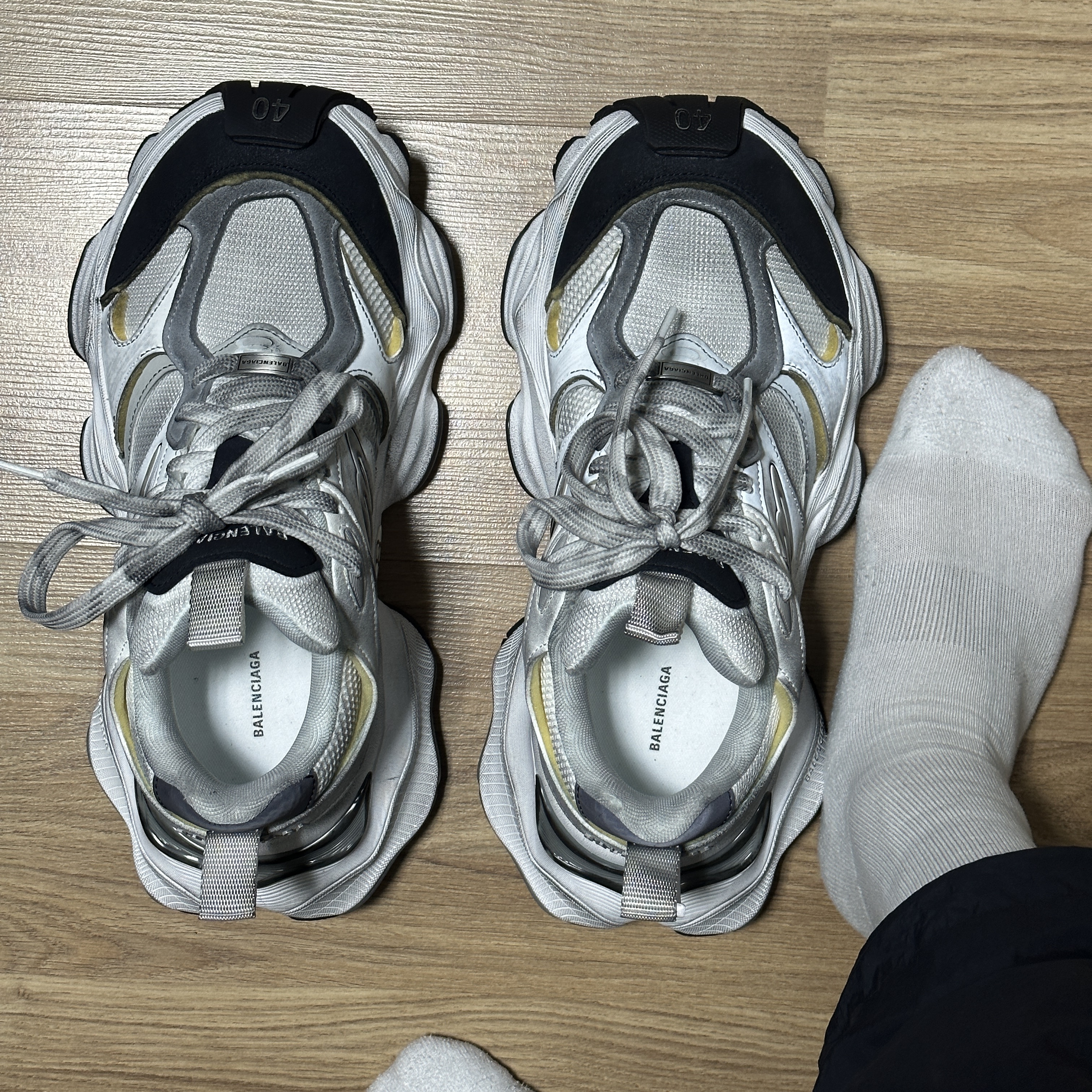 Balenciaga Cargo Sneakers White Grey 착용 스타일 - 1