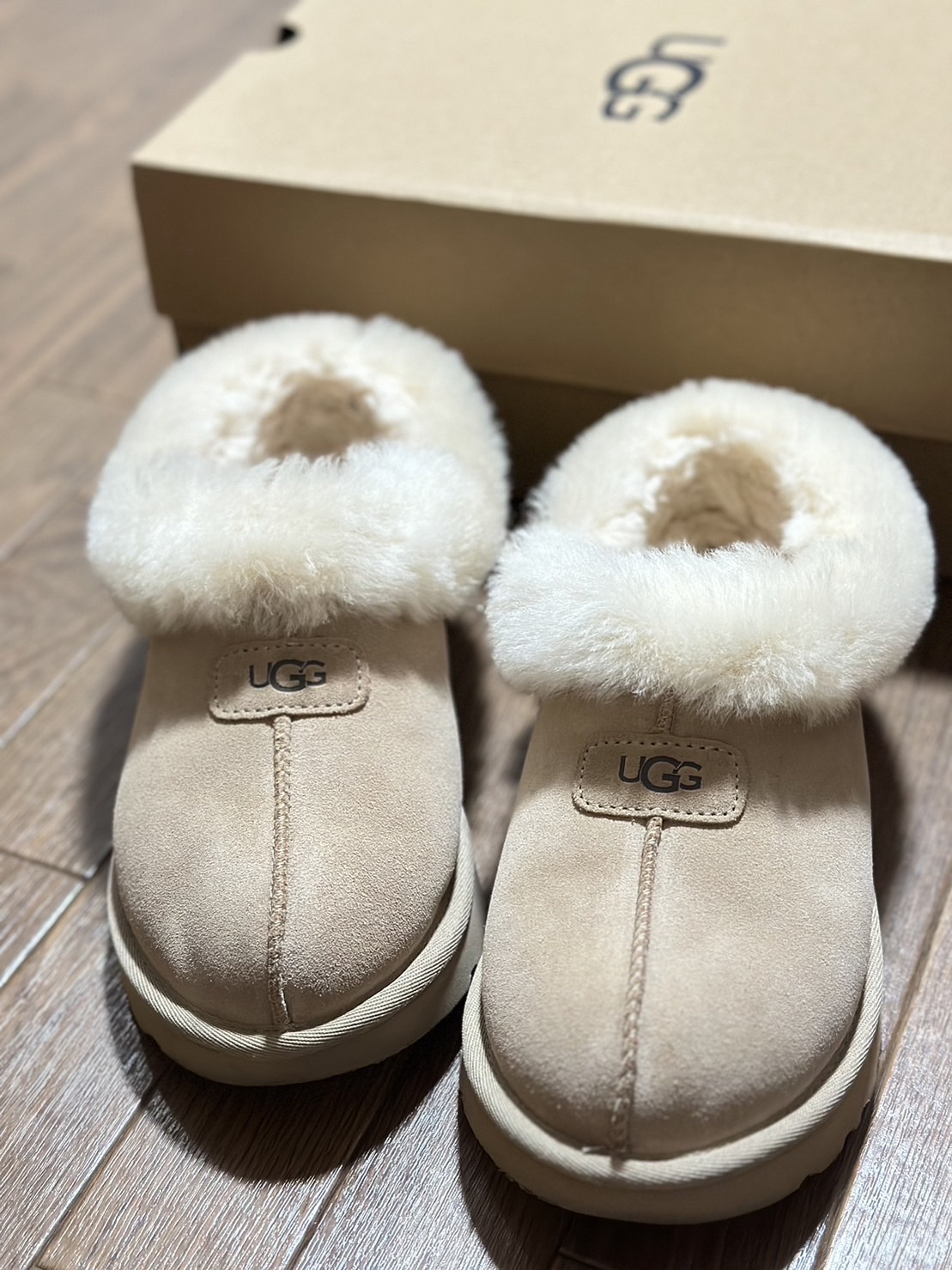(W) UGG Tazzette Slipper Sand 착용 스타일 - 1